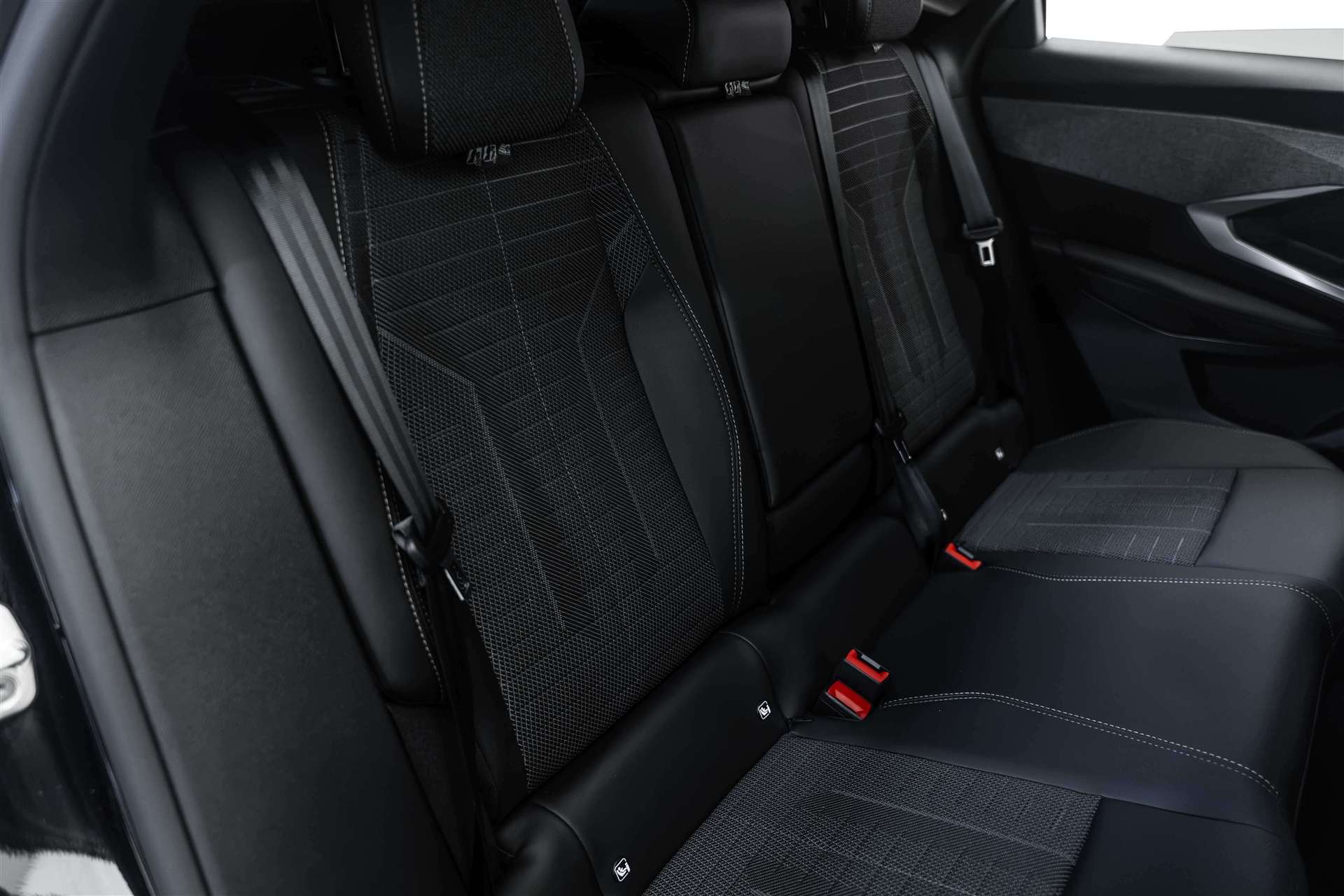 PEUGEOT 3008 145 GT Hybrid e-DCS-Automat-image-13