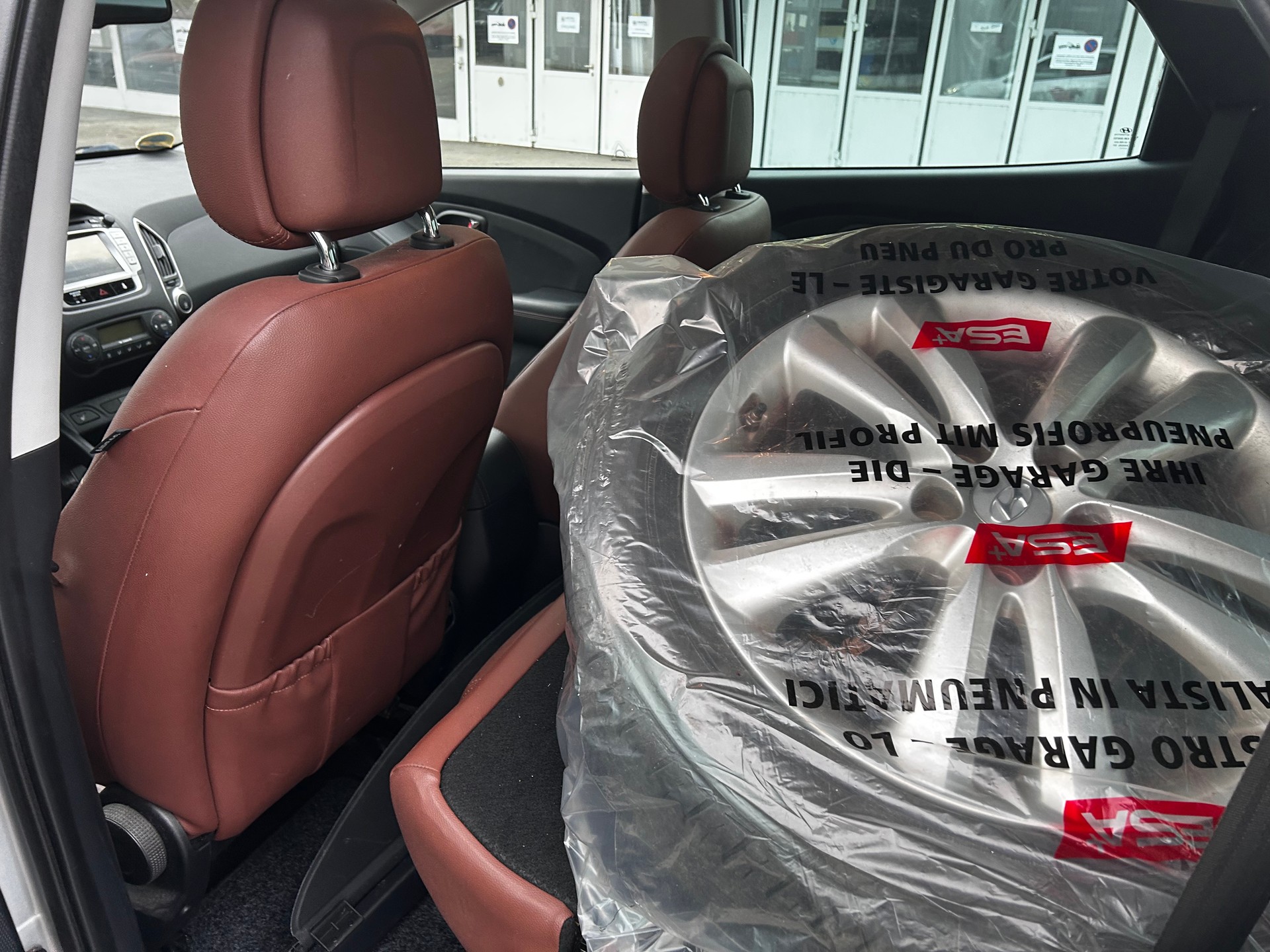 HYUNDAI iX 35 2.0 Premium 4WD Automatic-image-8