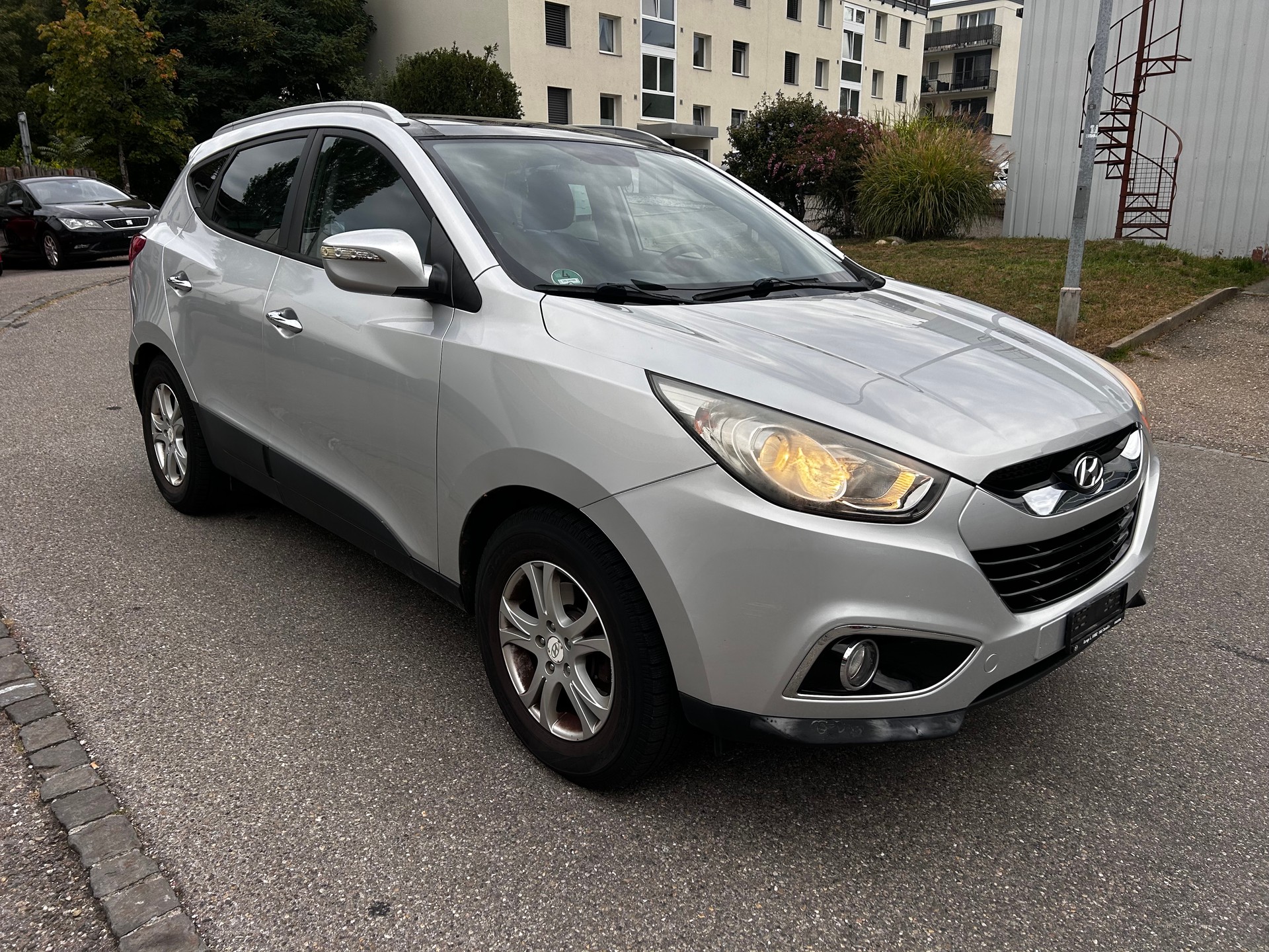HYUNDAI iX 35 2.0 Premium 4WD Automatic-image-2