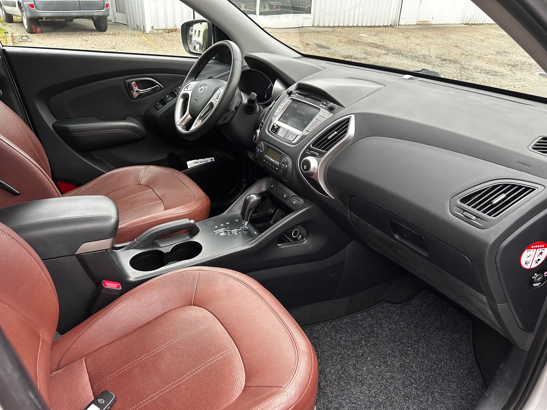 HYUNDAI iX 35 2.0 Premium 4WD Automatic-image-9