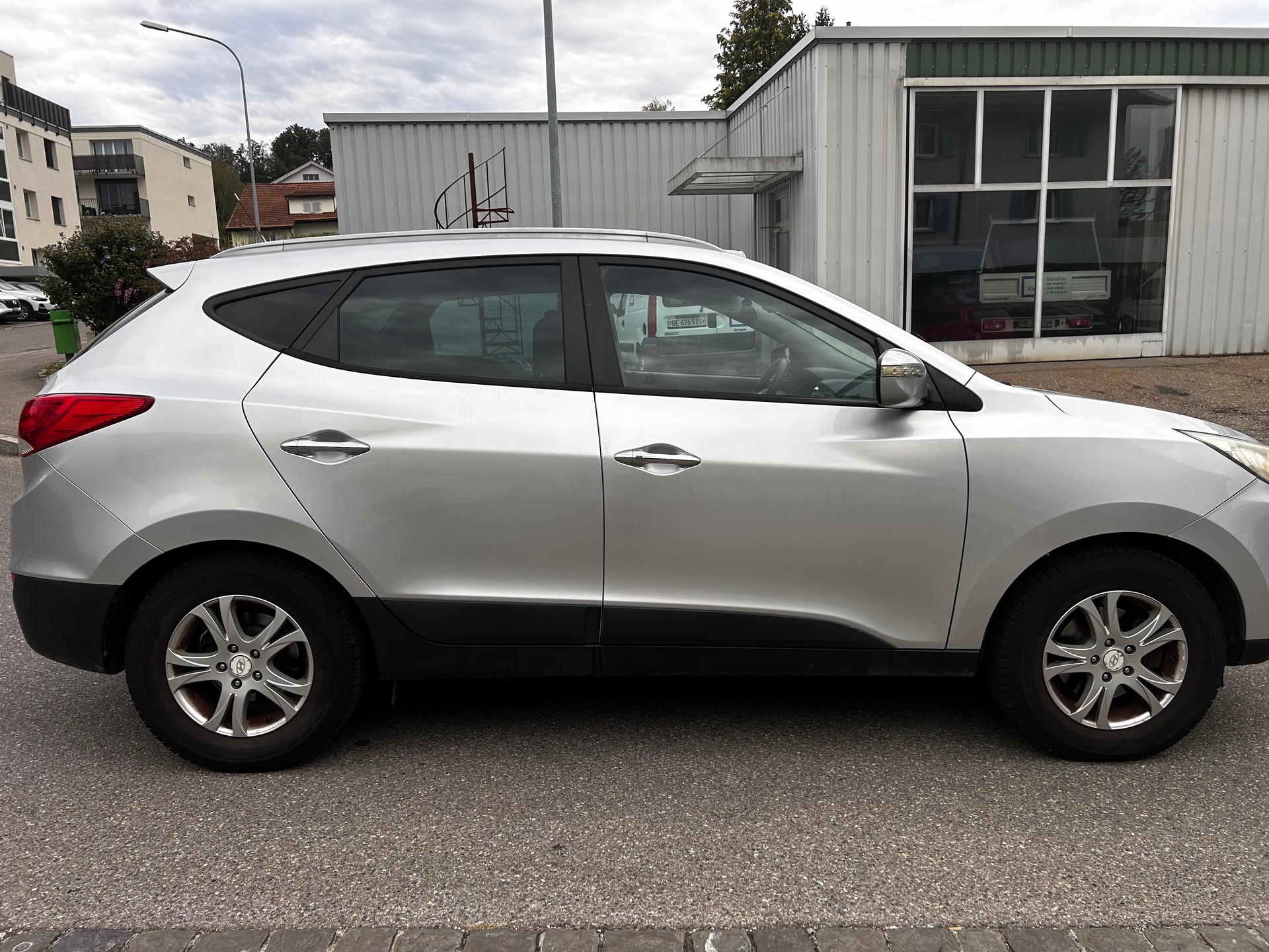 HYUNDAI iX 35 2.0 Premium 4WD Automatic-image-3