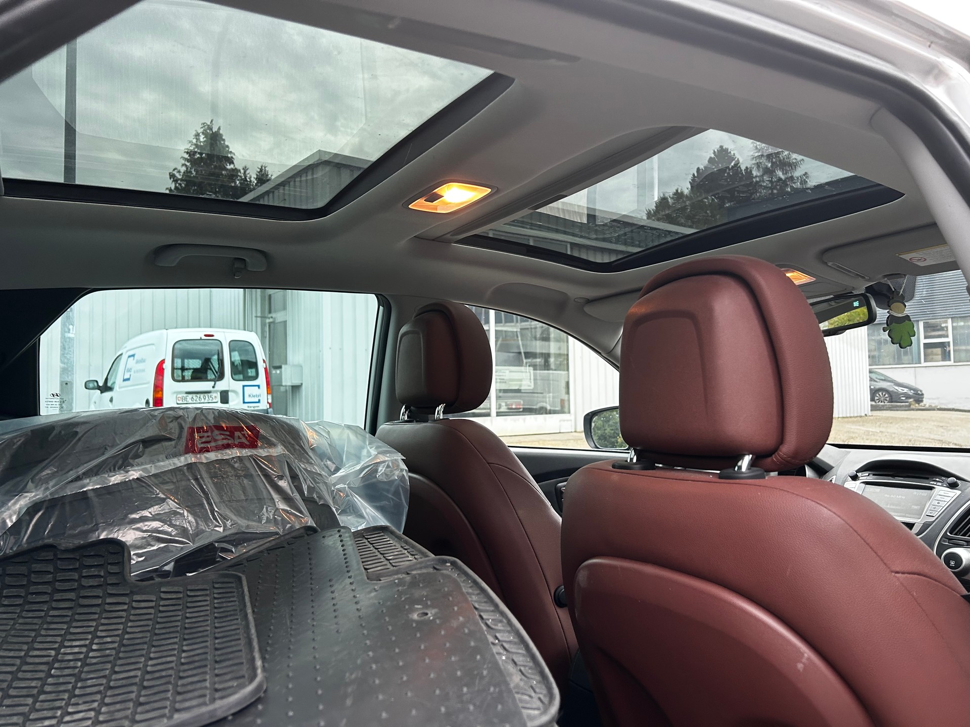 HYUNDAI iX 35 2.0 Premium 4WD Automatic-image-11