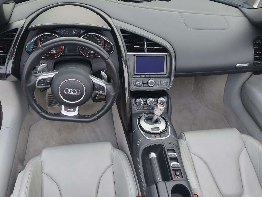 AUDI R8 Spyder 5.2 FSI V10 quattro S-Tronic-image-7