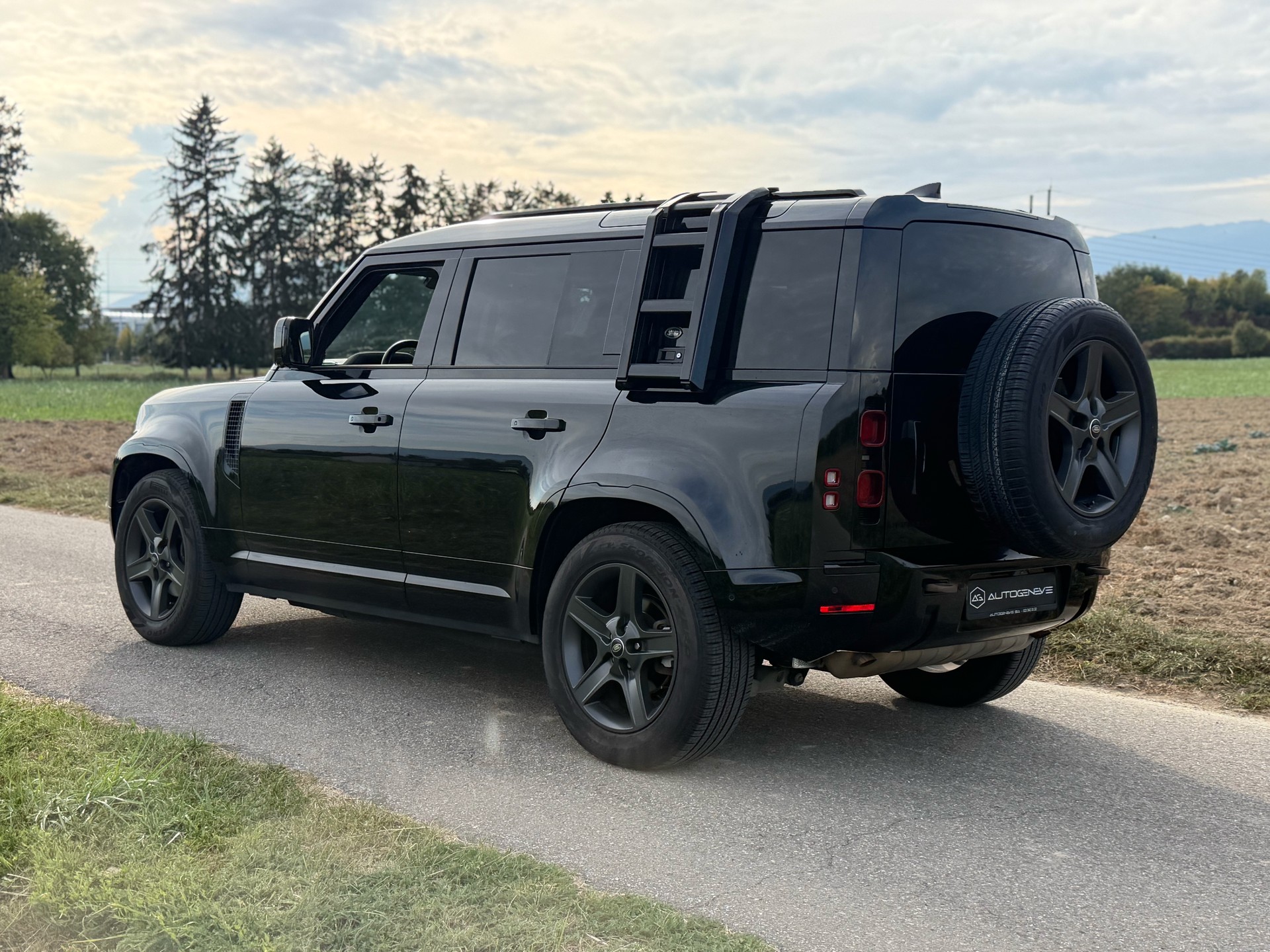 LAND ROVER Defender 110 P300 Si4 X-Dynamic HSE AT8-image-6