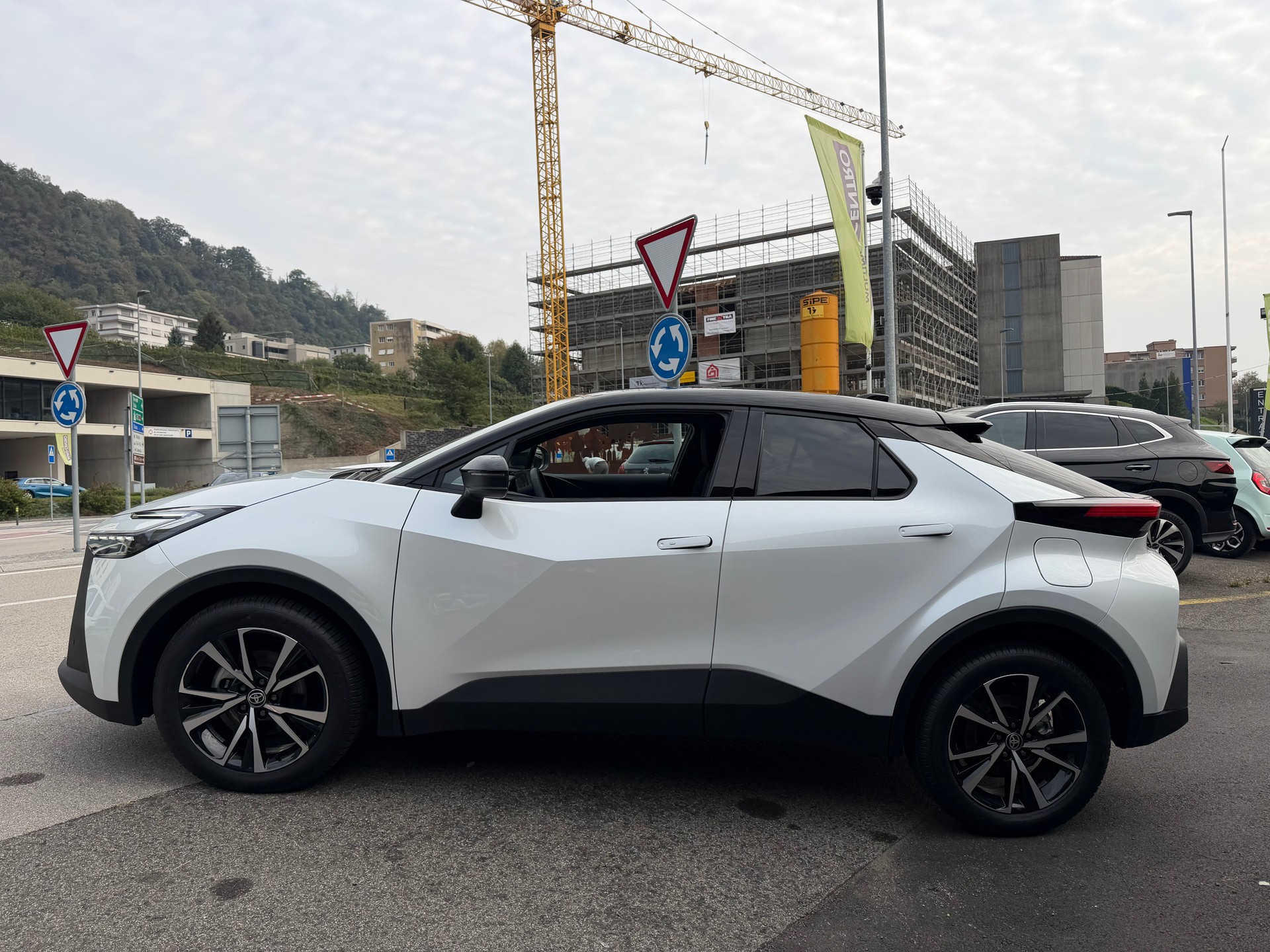 TOYOTA C-HR 1.8 HSD CVT Teamplayer-image-4