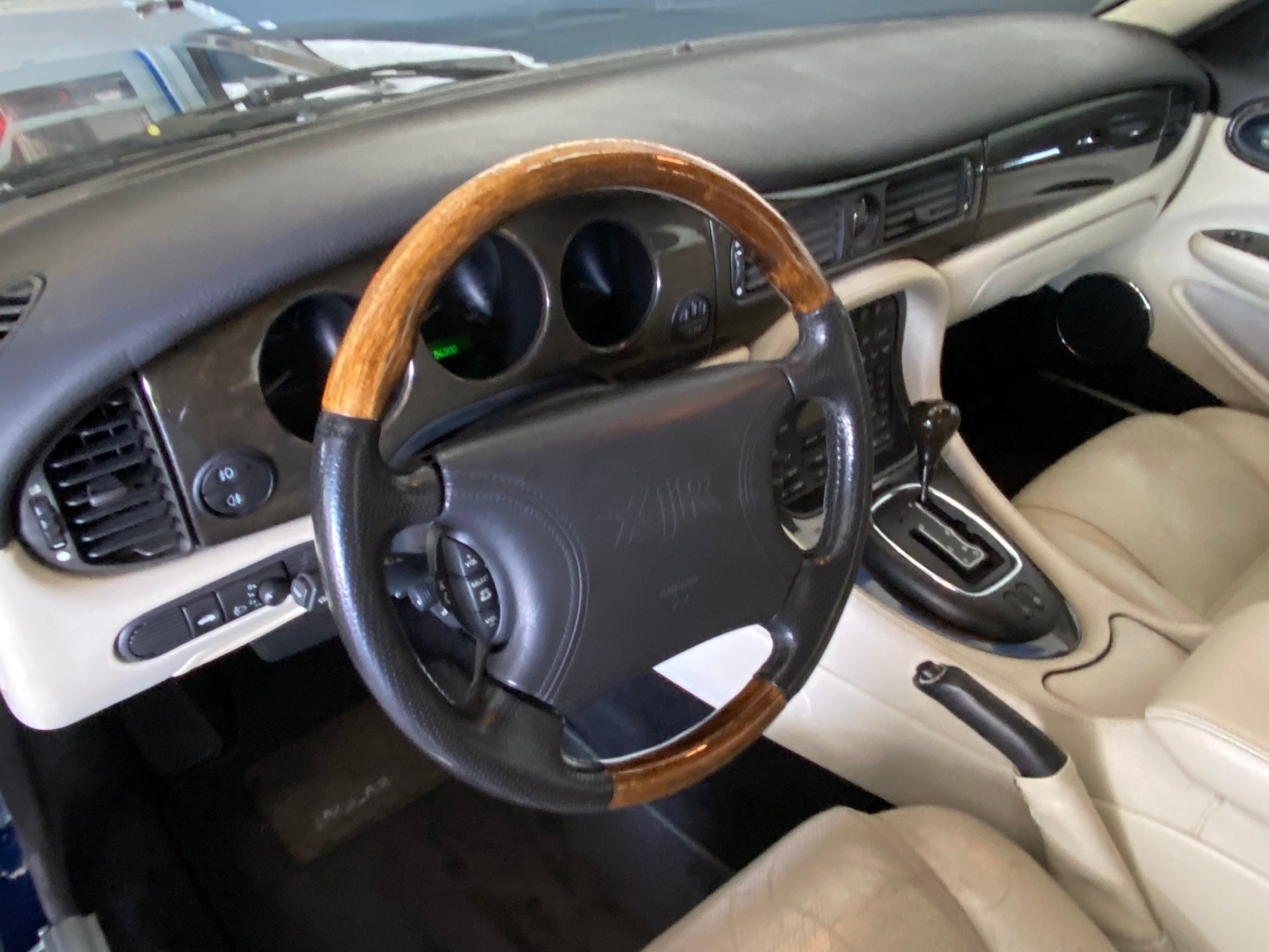 JAGUAR XJR 4.0 V8 S/C-image-8