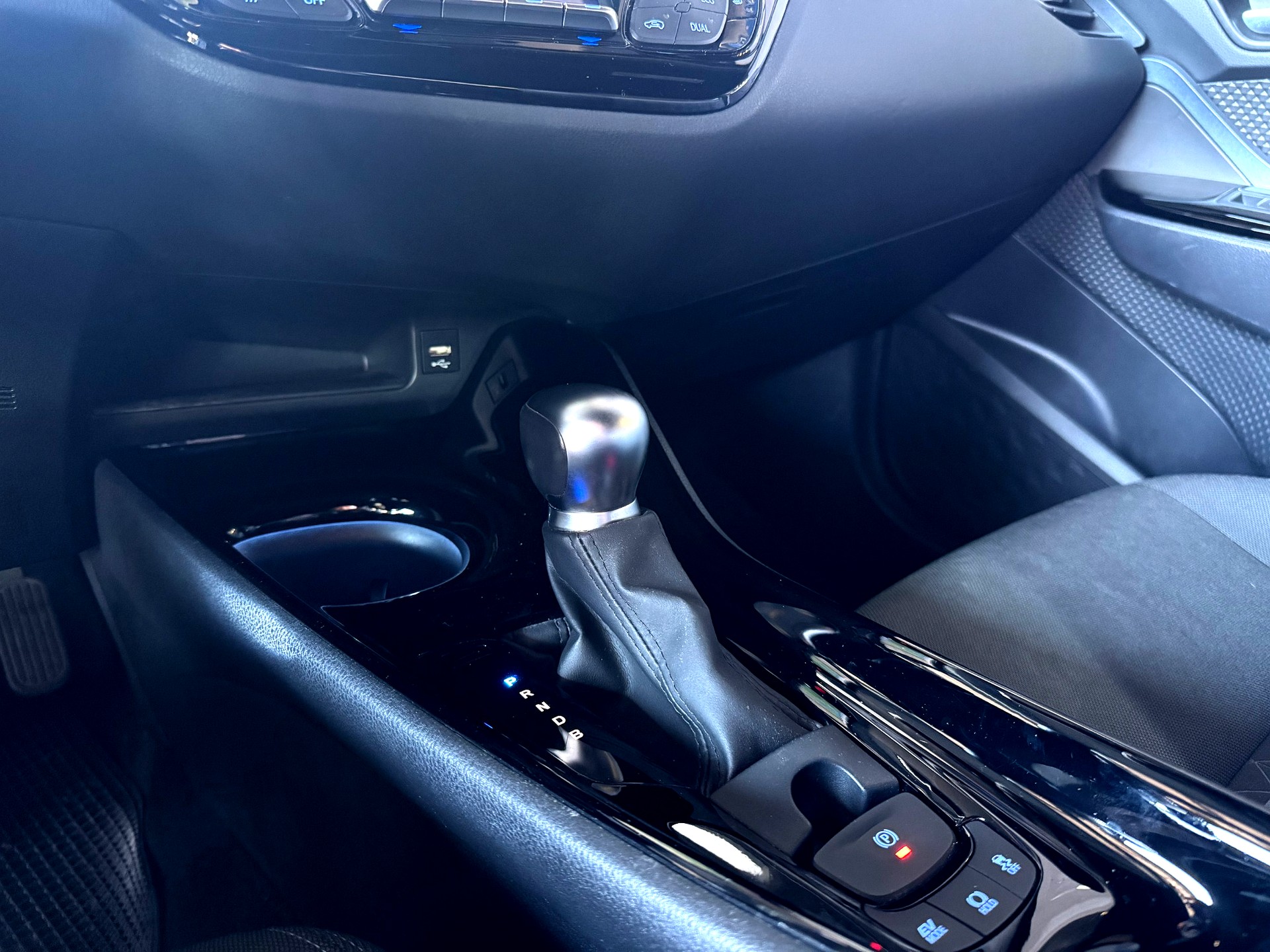 TOYOTA C-HR 1.8 HSD CVT Trend-image-14