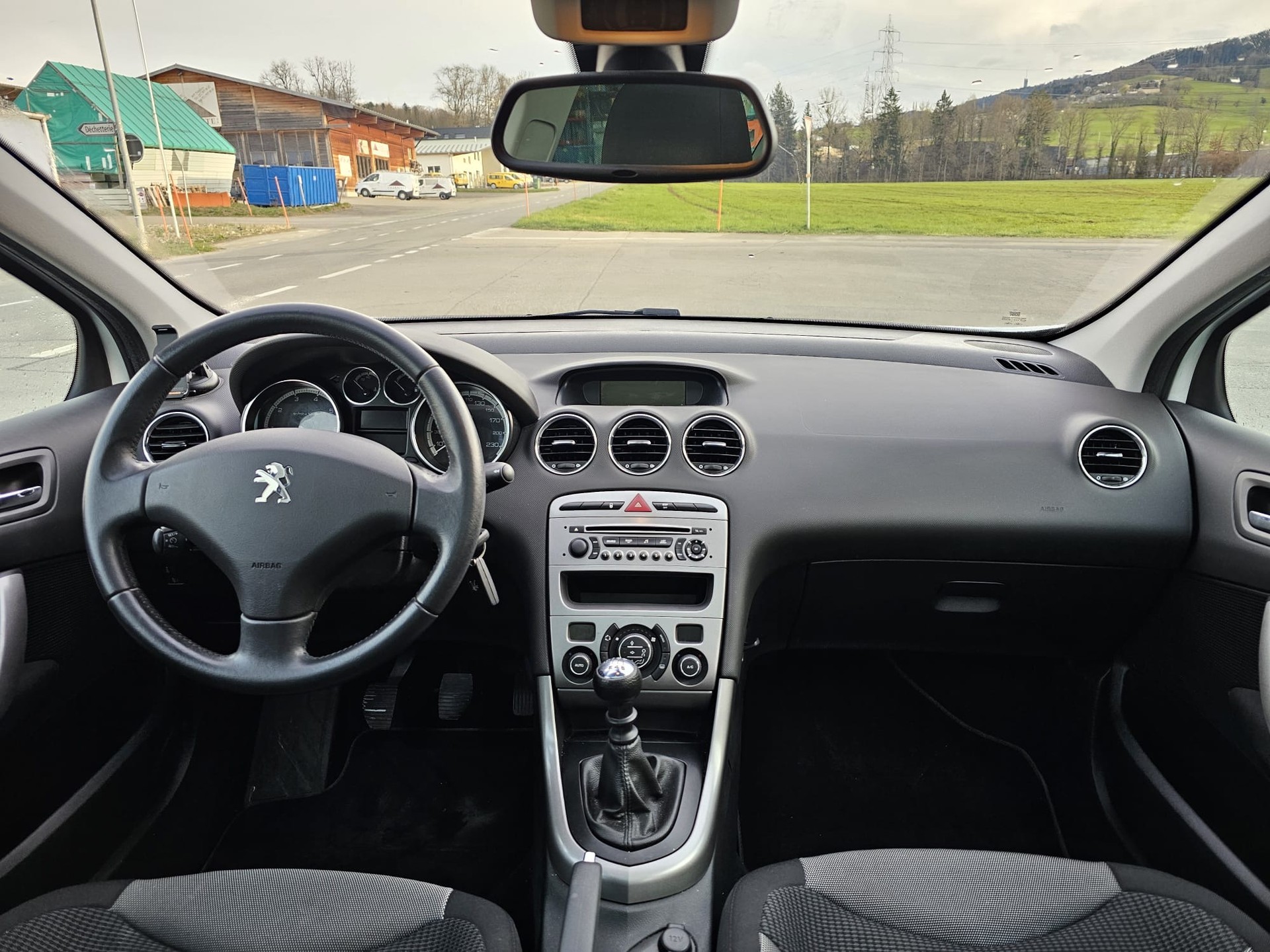 PEUGEOT 308 SW 1.6 16V Turbo Millesim 200-image-10