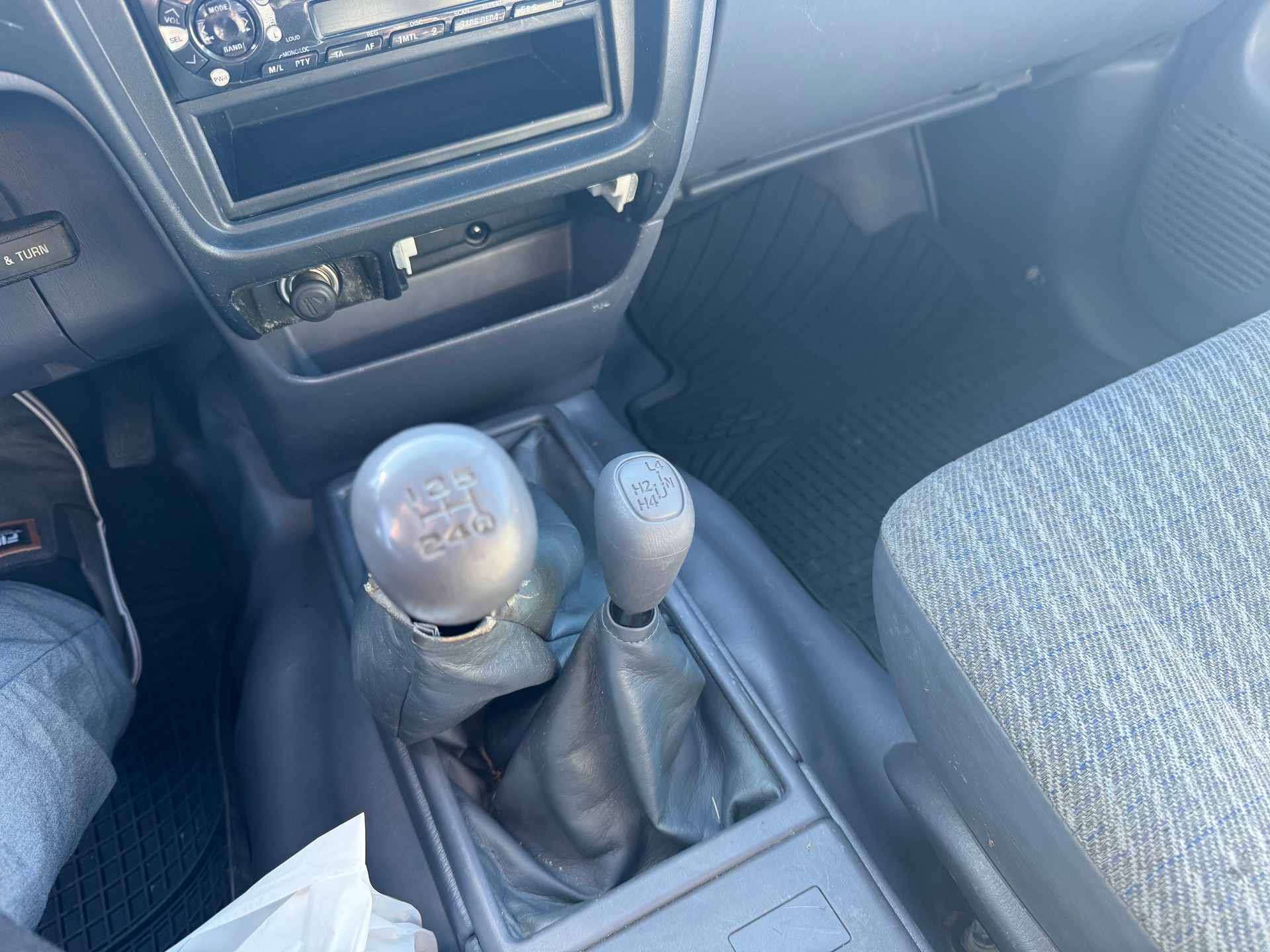 TOYOTA Hilux Double Cab SR5-image-13