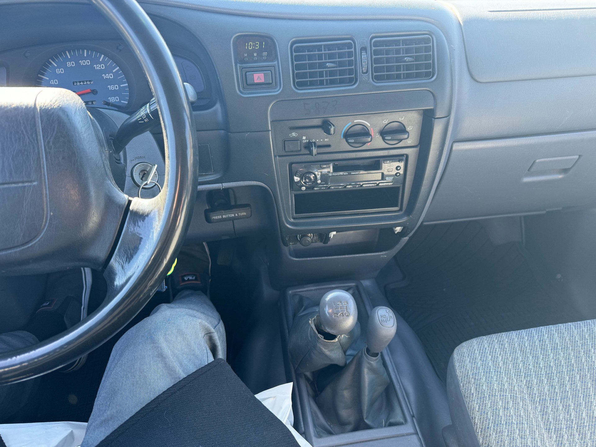 TOYOTA Hilux Double Cab SR5-image-12