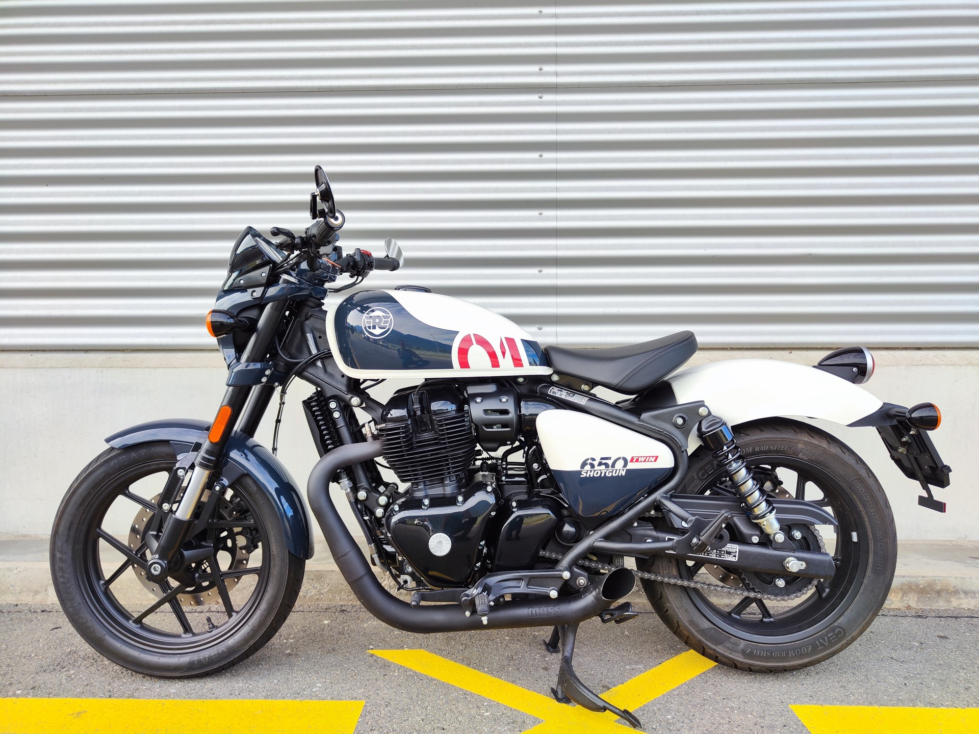 ROYAL ENFIELD Custom-showroom-element-1