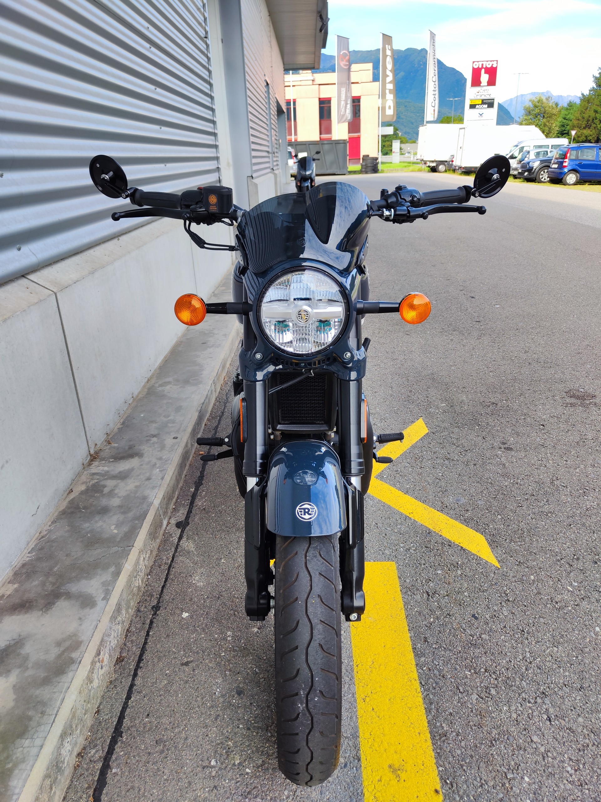 ROYAL ENFIELD Custom-showroom-element-3