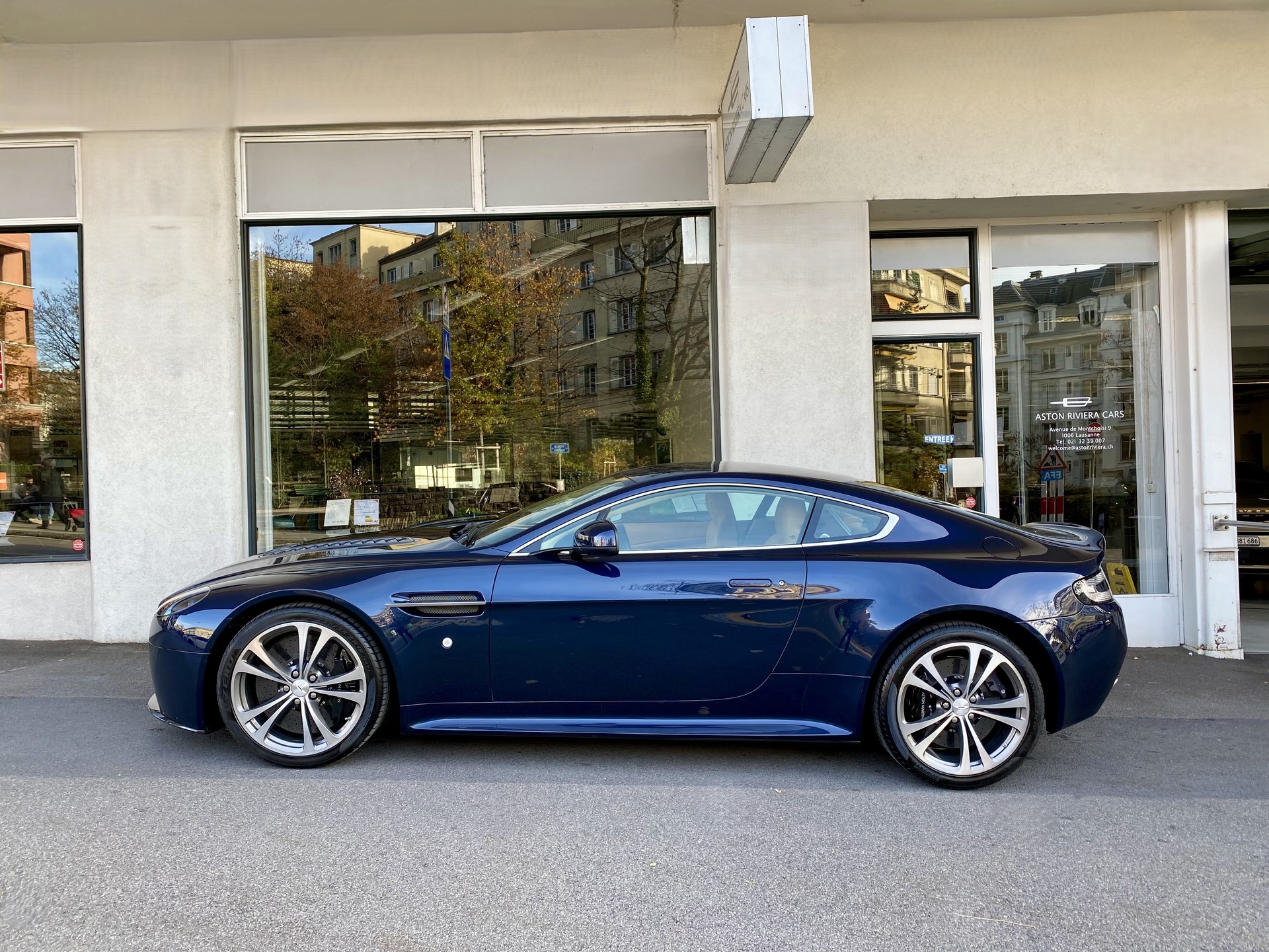 ASTON MARTIN V12 Vantage 5.9 S Sportshift-image-2