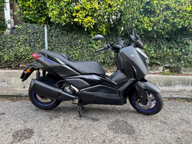 YAMAHA XMAX 300-A-showroom-element-3