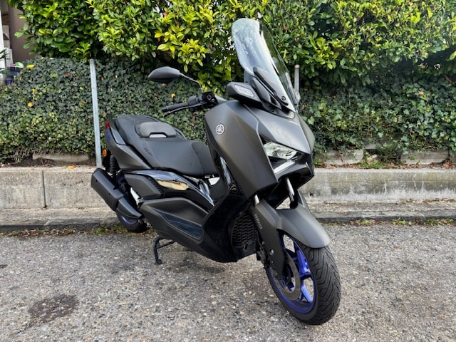 YAMAHA XMAX 300-A-showroom-element-2