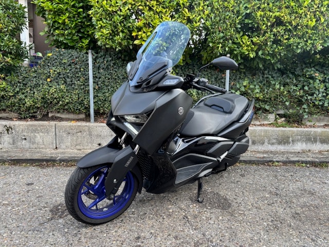 YAMAHA XMAX 300-A-showroom-element-1