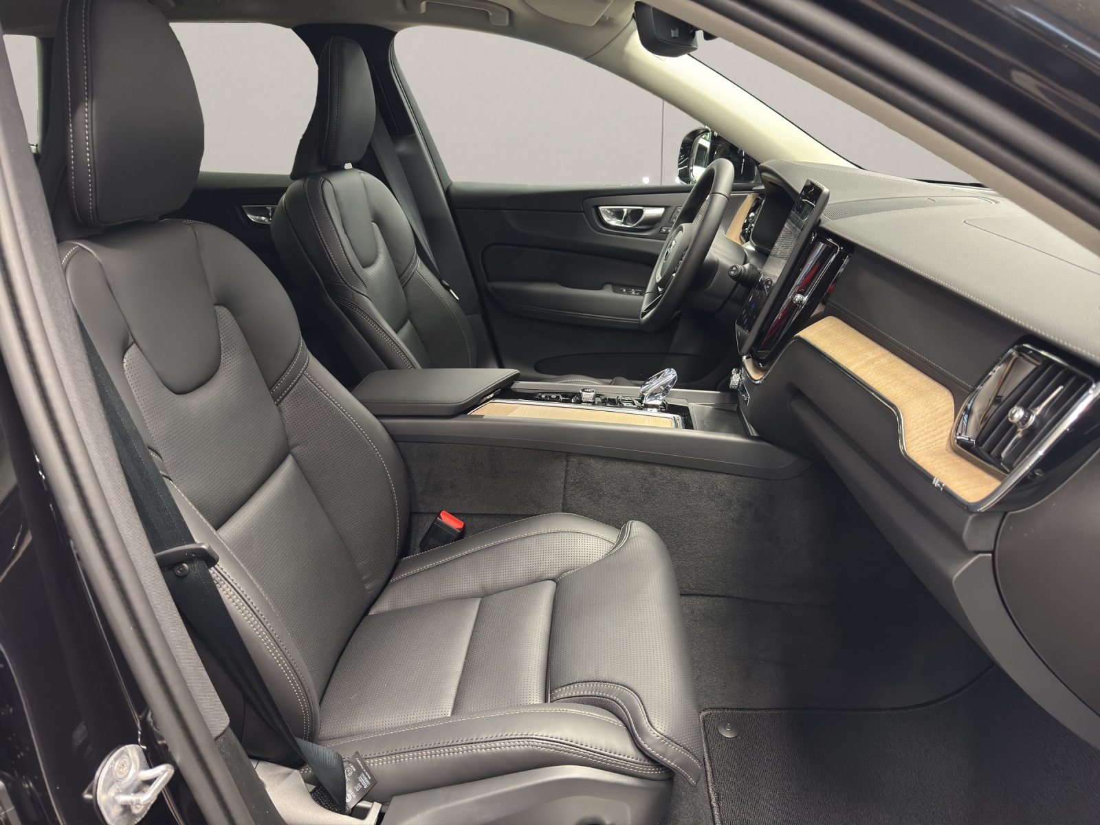 VOLVO XC60 2.0 T6 TE Ultra Dark eAWD-image-8