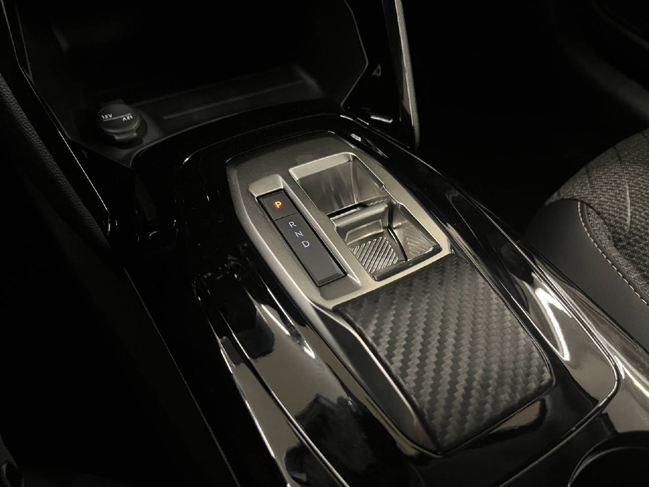 PEUGEOT 208 1.2 Hybrid Allure Premium-image-8
