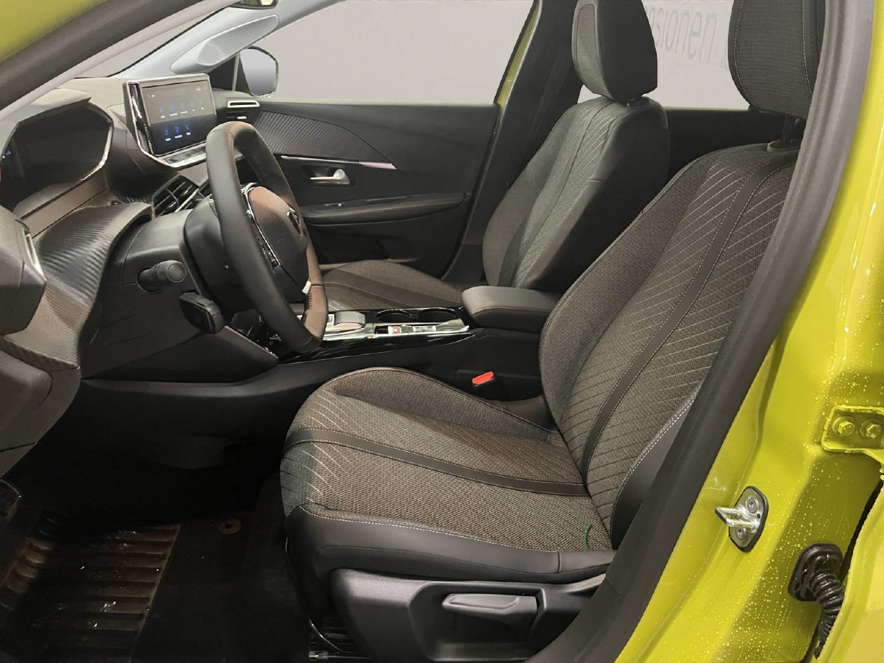 PEUGEOT 208 1.2 Hybrid Allure Premium-image-4
