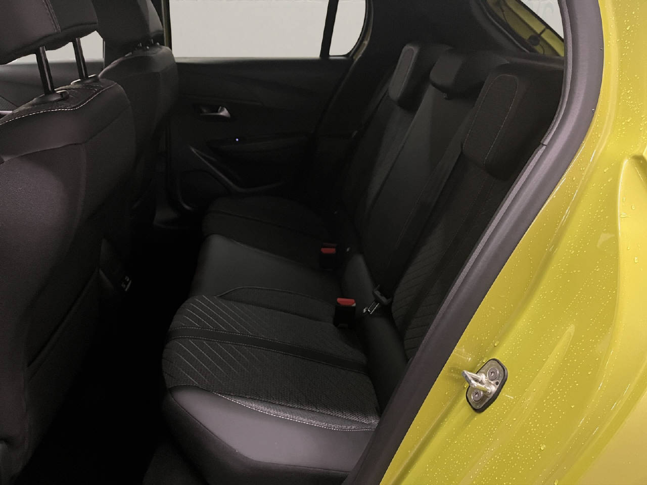 PEUGEOT 208 1.2 Hybrid Allure Premium-image-10