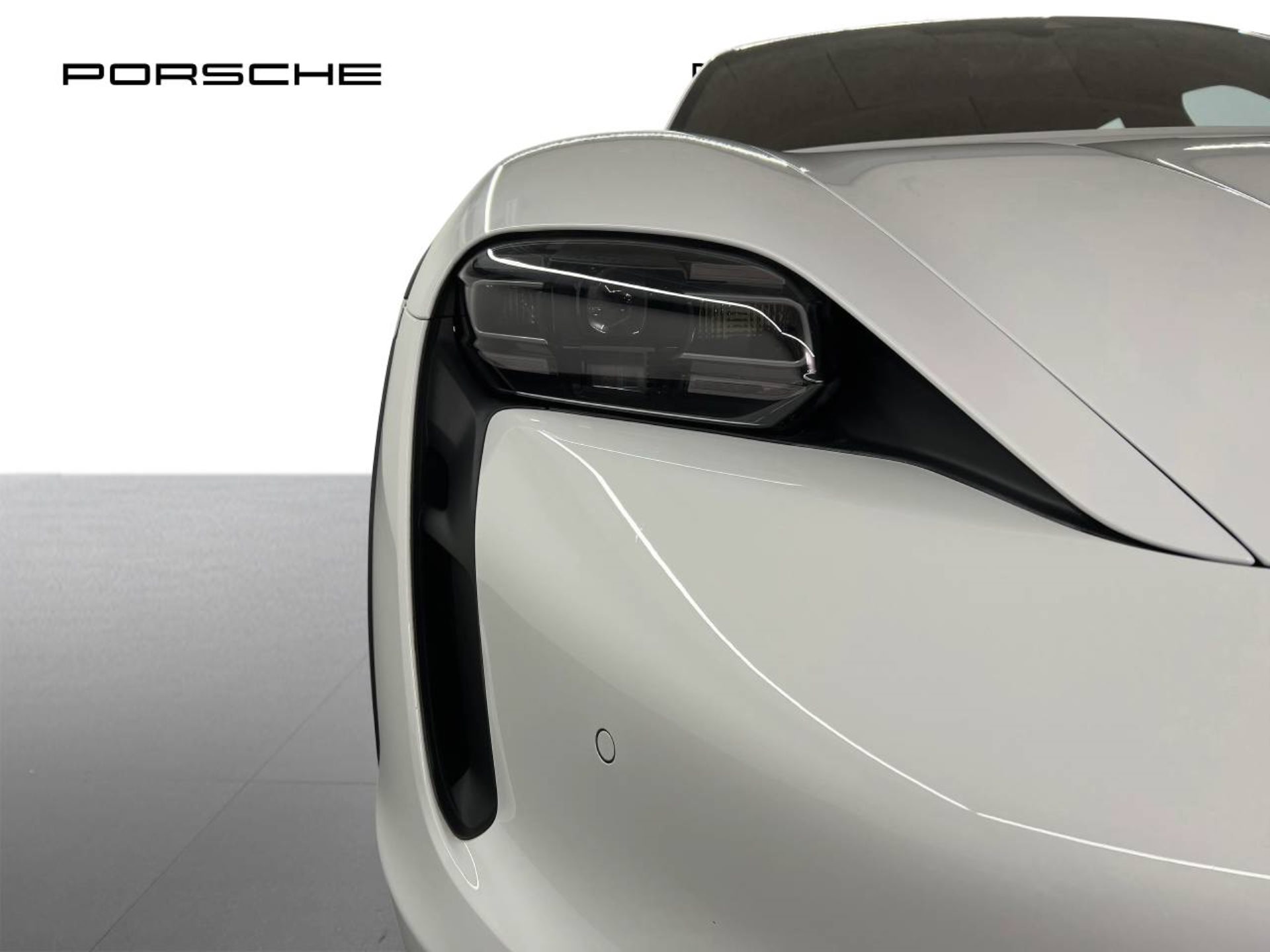 PORSCHE Taycan 4 Cross Turismo-image-11