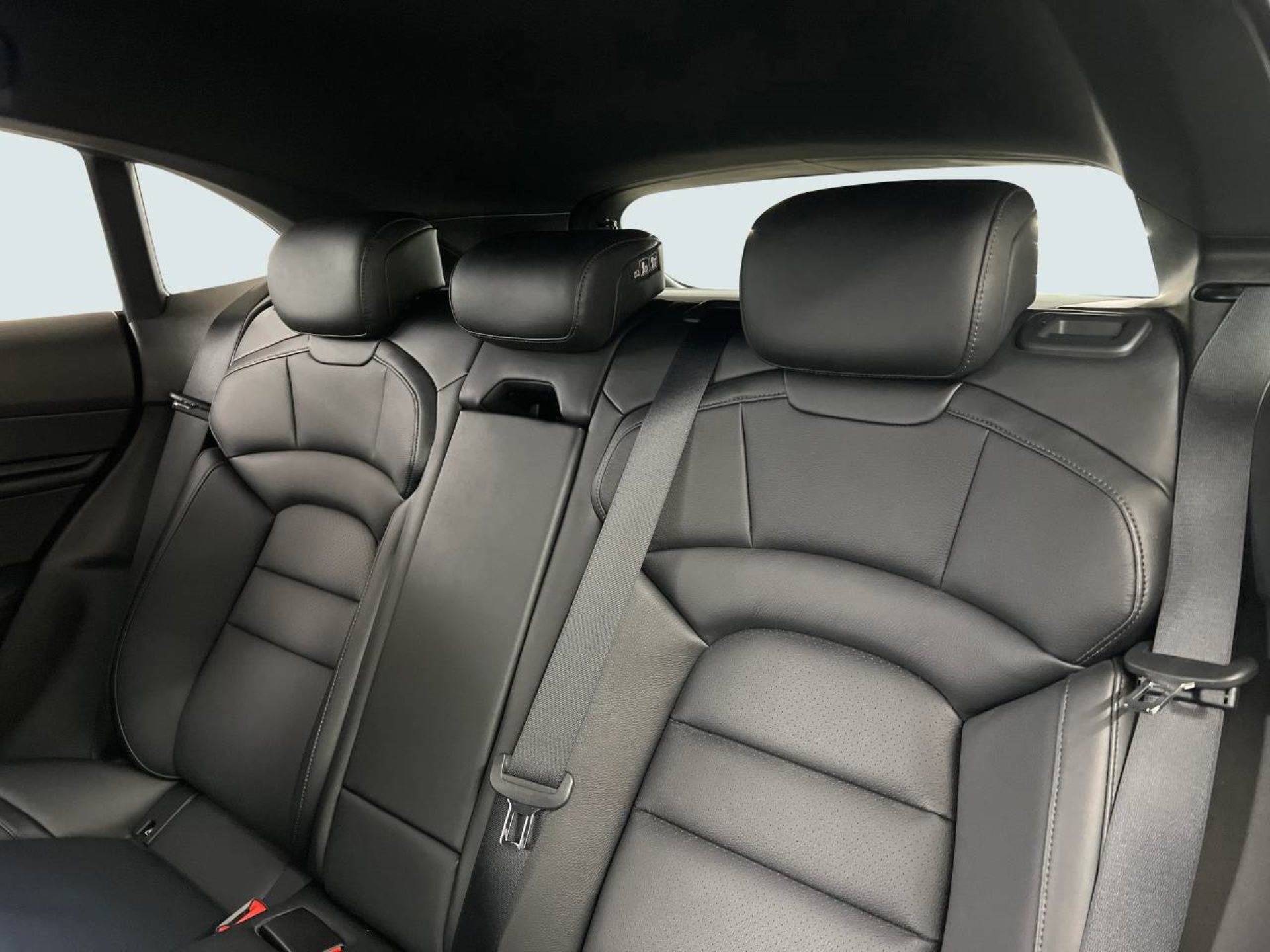 PORSCHE Taycan 4 Cross Turismo-image-22