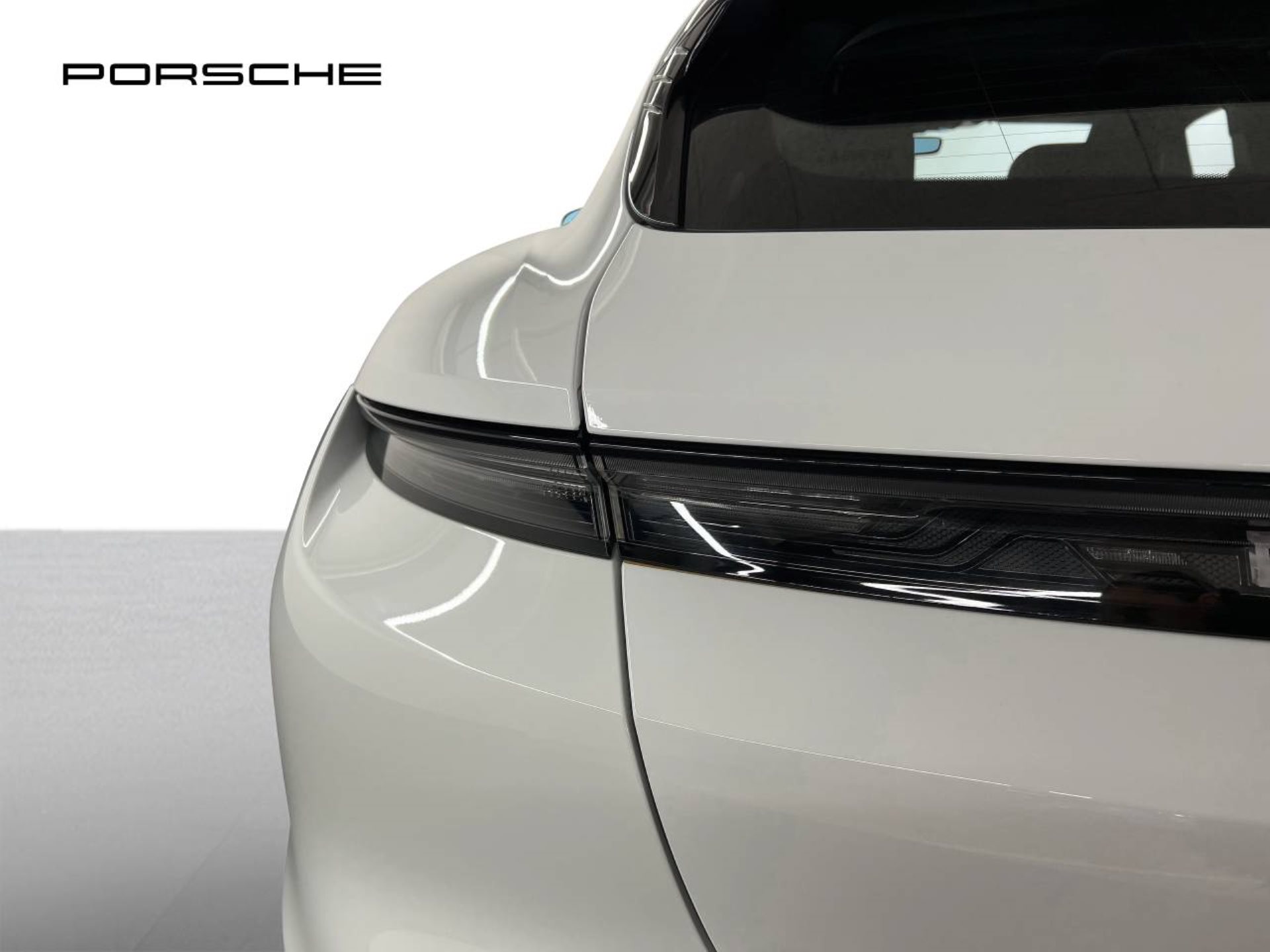 PORSCHE Taycan 4 Cross Turismo-image-12