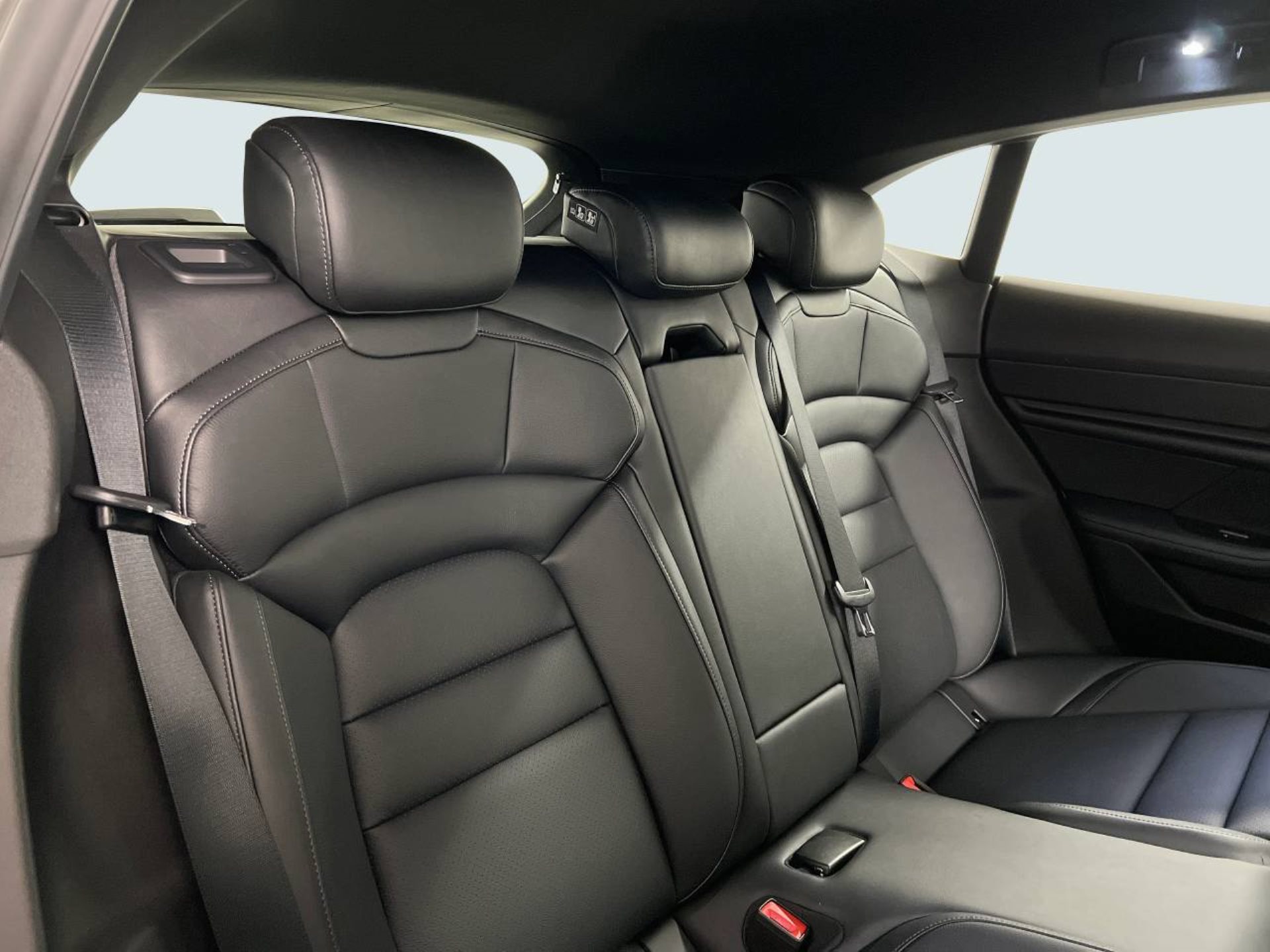 PORSCHE Taycan 4 Cross Turismo-image-23