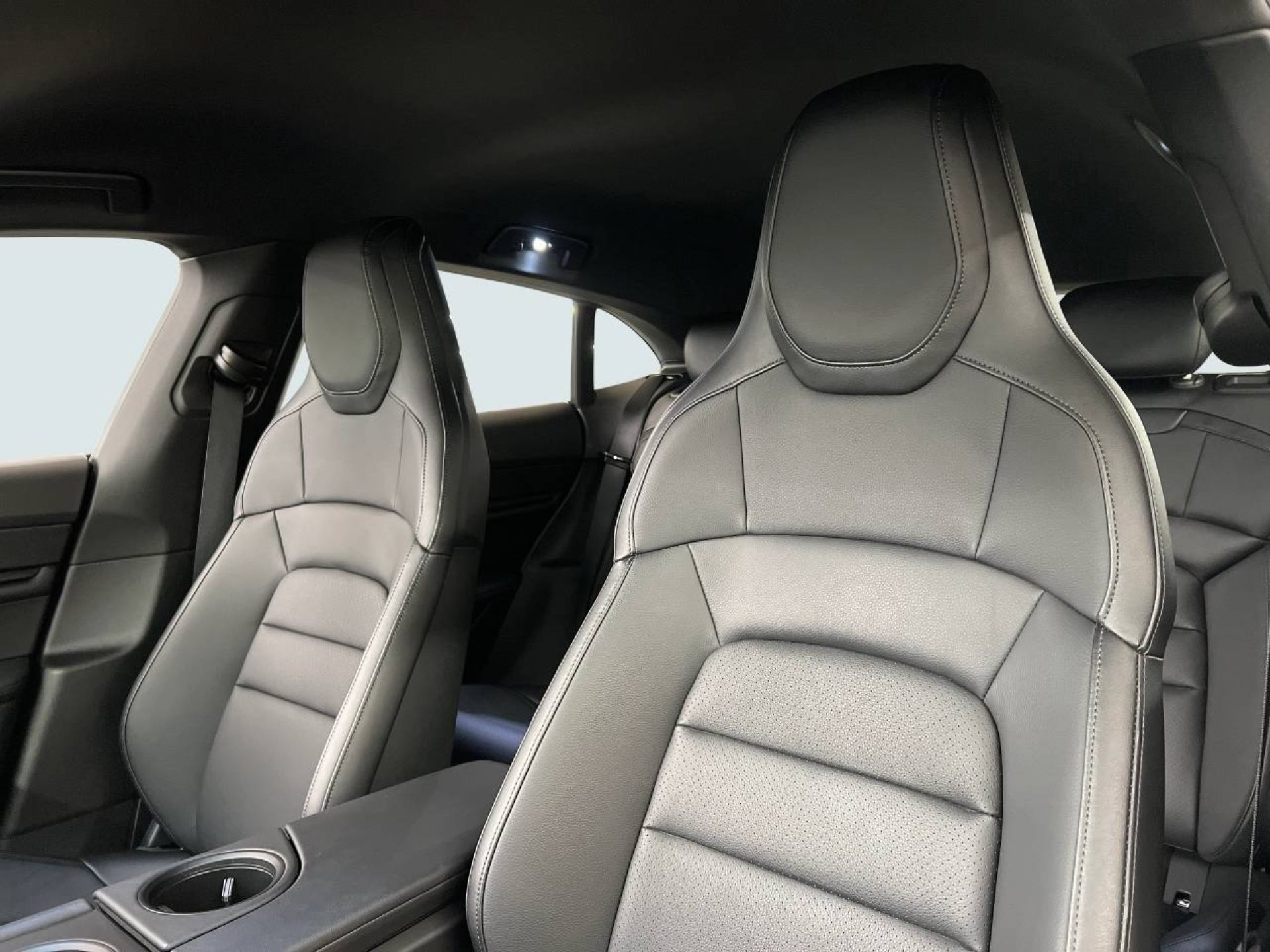 PORSCHE Taycan 4 Cross Turismo-image-4