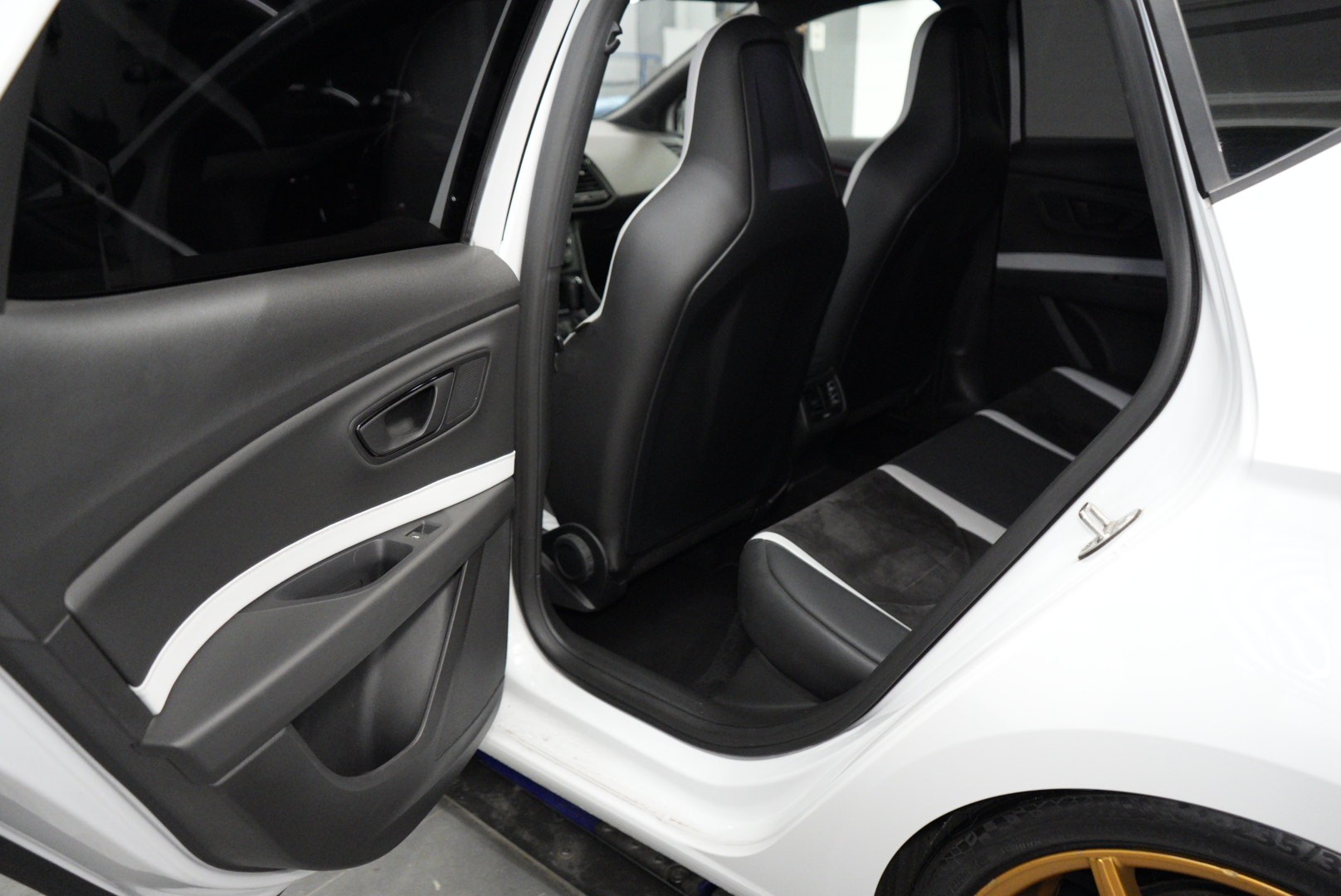 SEAT Leon 2.0 TSI Cupra 290 DSG-image-9