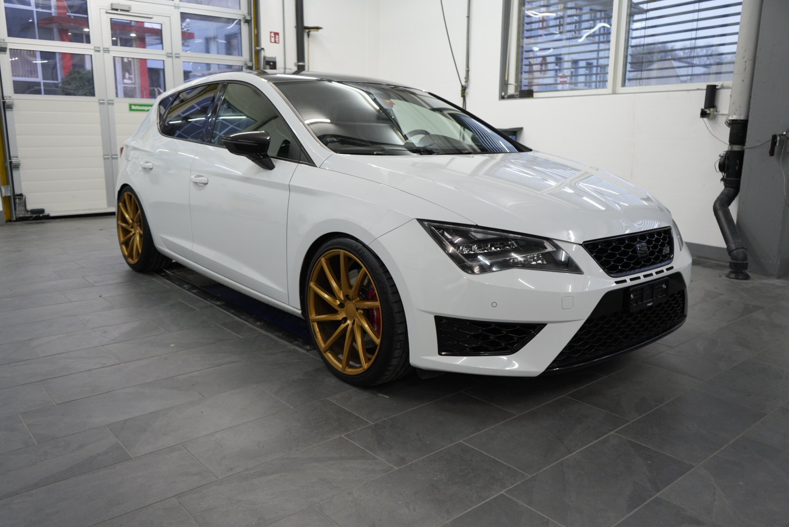 SEAT Leon 2.0 TSI Cupra 290 DSG-image-0