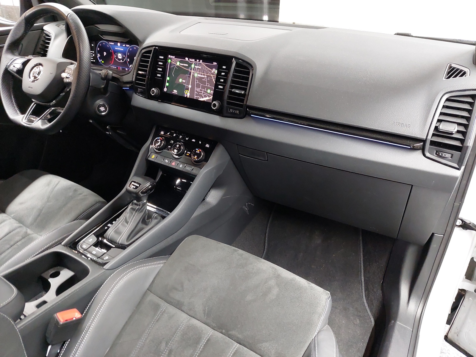 SKODA Karoq 2.0 TSI SportLine 4x4 DSG-image-9