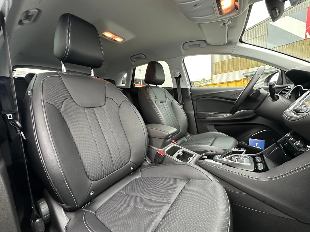 OPEL Grandland X 1.6 Hybrid4 Ultimate Automatik-image-7