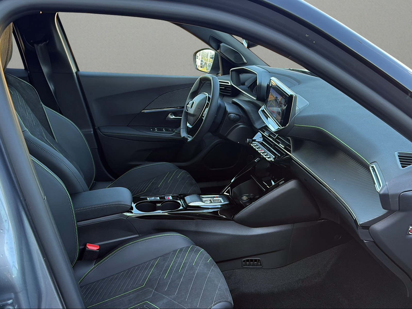 PEUGEOT 2008 1.2 145 MHEV GT-image-11