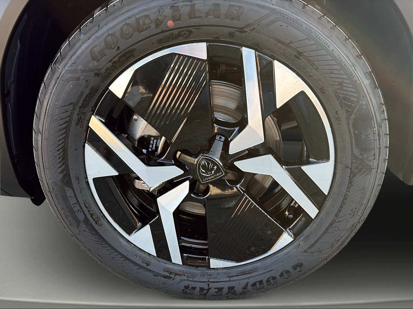 PEUGEOT 2008 1.2 145 MHEV GT-image-2