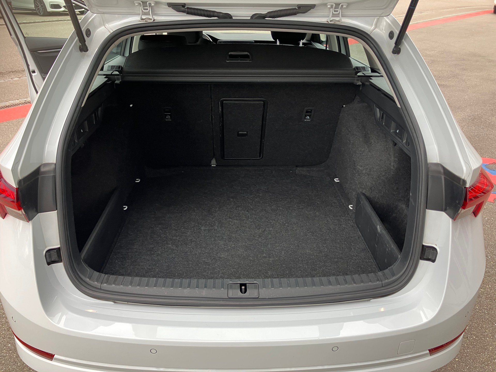 SKODA Octavia Combi 2.0 TDI DSG Ambition 4x4-image-8