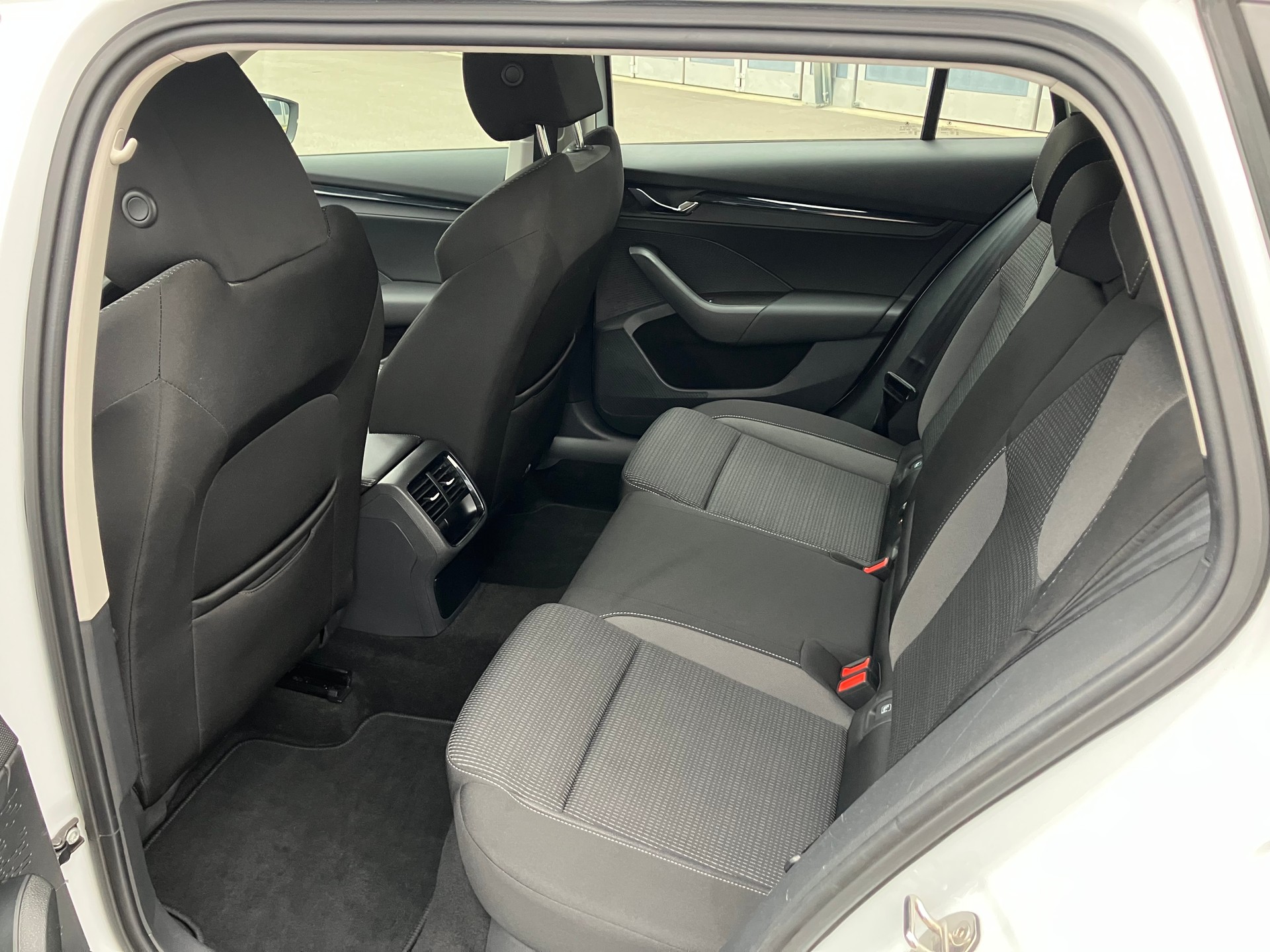 SKODA Octavia Combi 2.0 TDI DSG Ambition 4x4-image-7