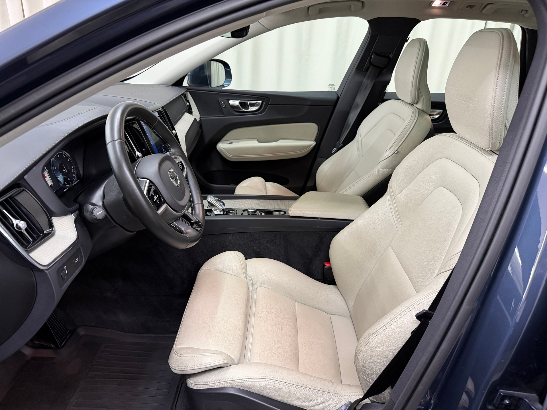 VOLVO XC60 B5 Benzin Mild Hybrid AWD Inscription Geartronic-image-6