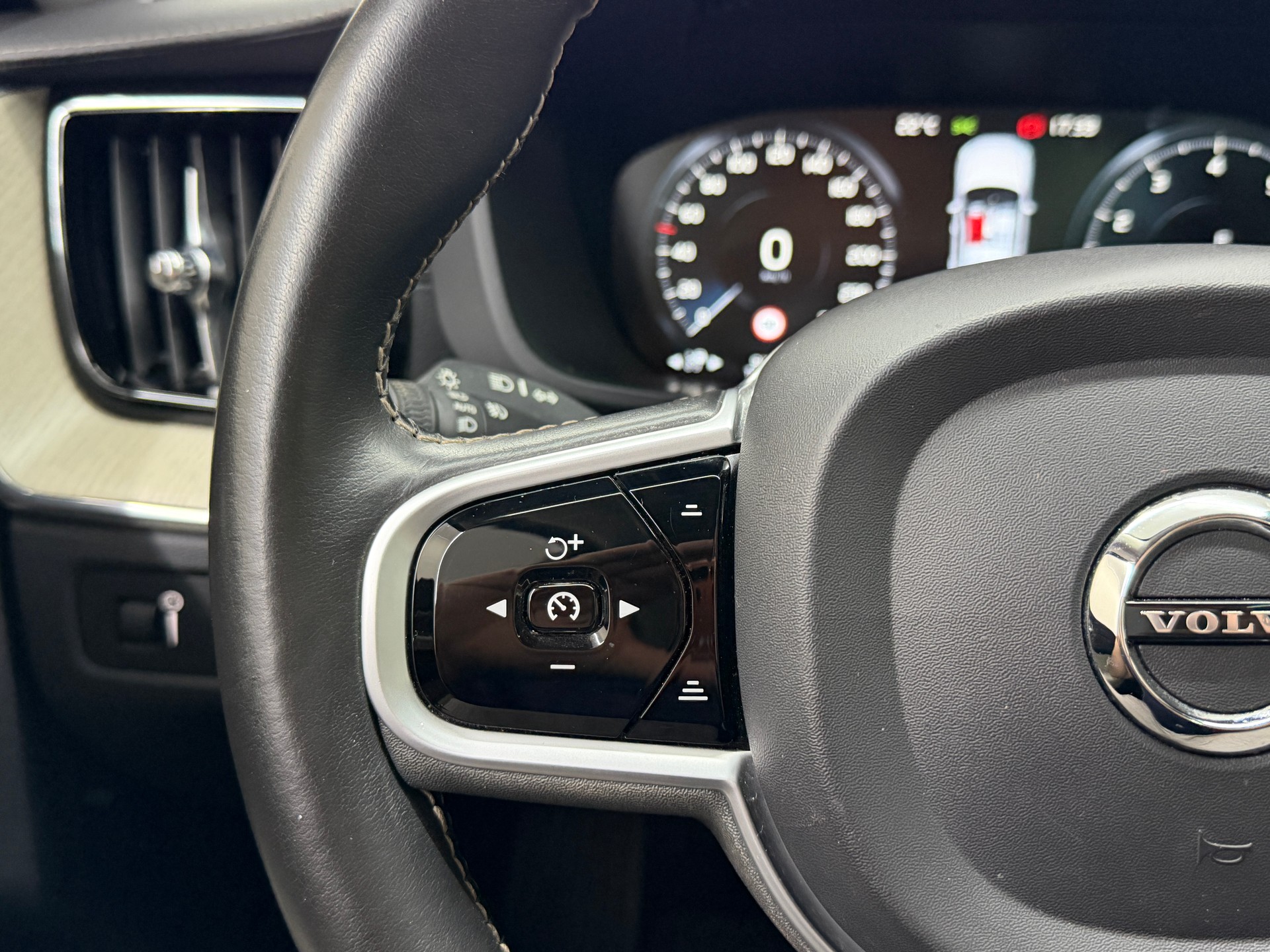 VOLVO XC60 B5 Benzin Mild Hybrid AWD Inscription Geartronic-image-12
