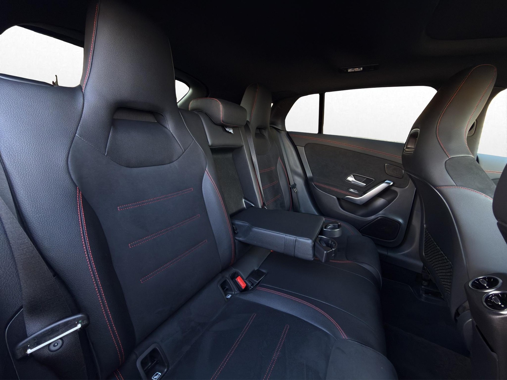 MERCEDES-BENZ CLA 250 AMG Line 4matic Shooting Brake-image-30