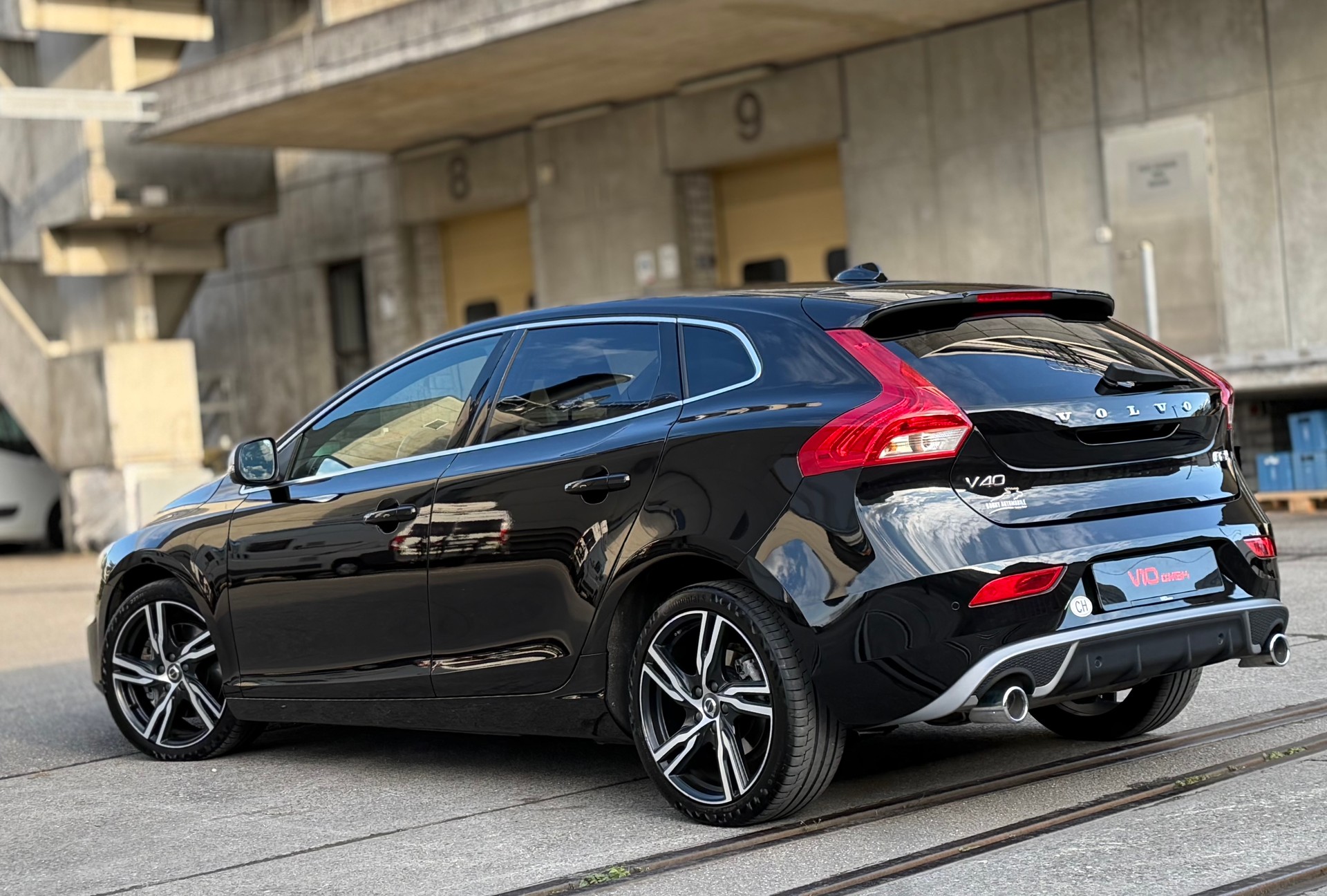 VOLVO V40 D2 Momentum R-Design Geartronic-image-2