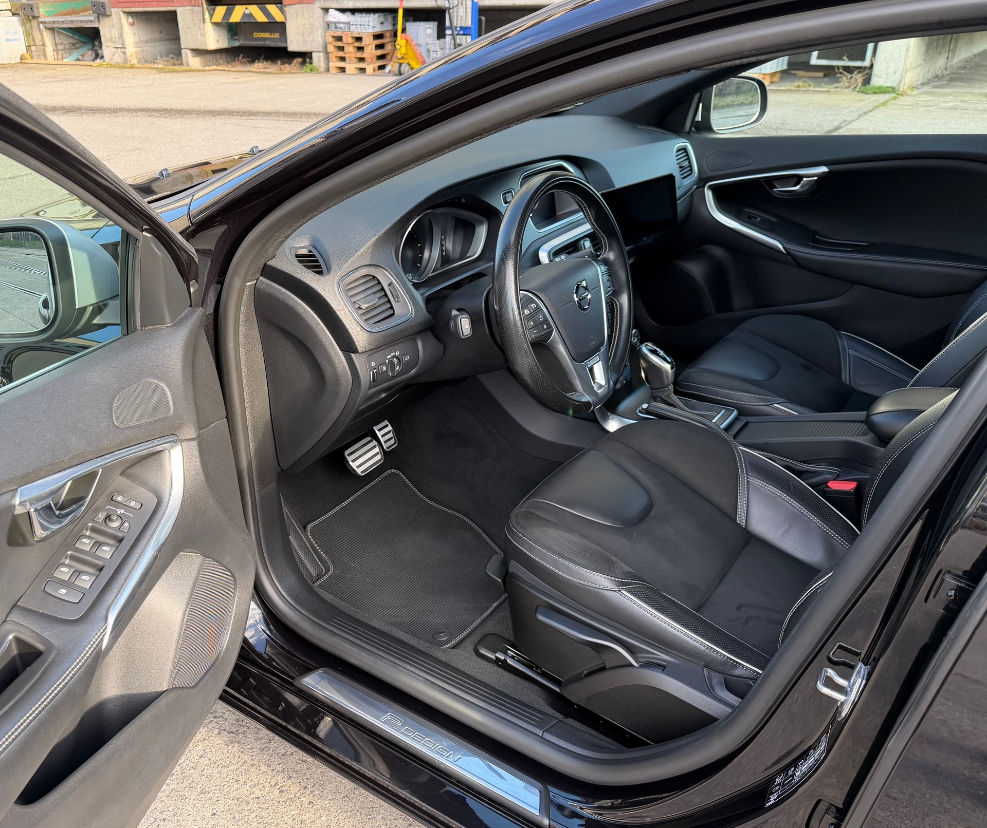 VOLVO V40 D2 Momentum R-Design Geartronic-image-7