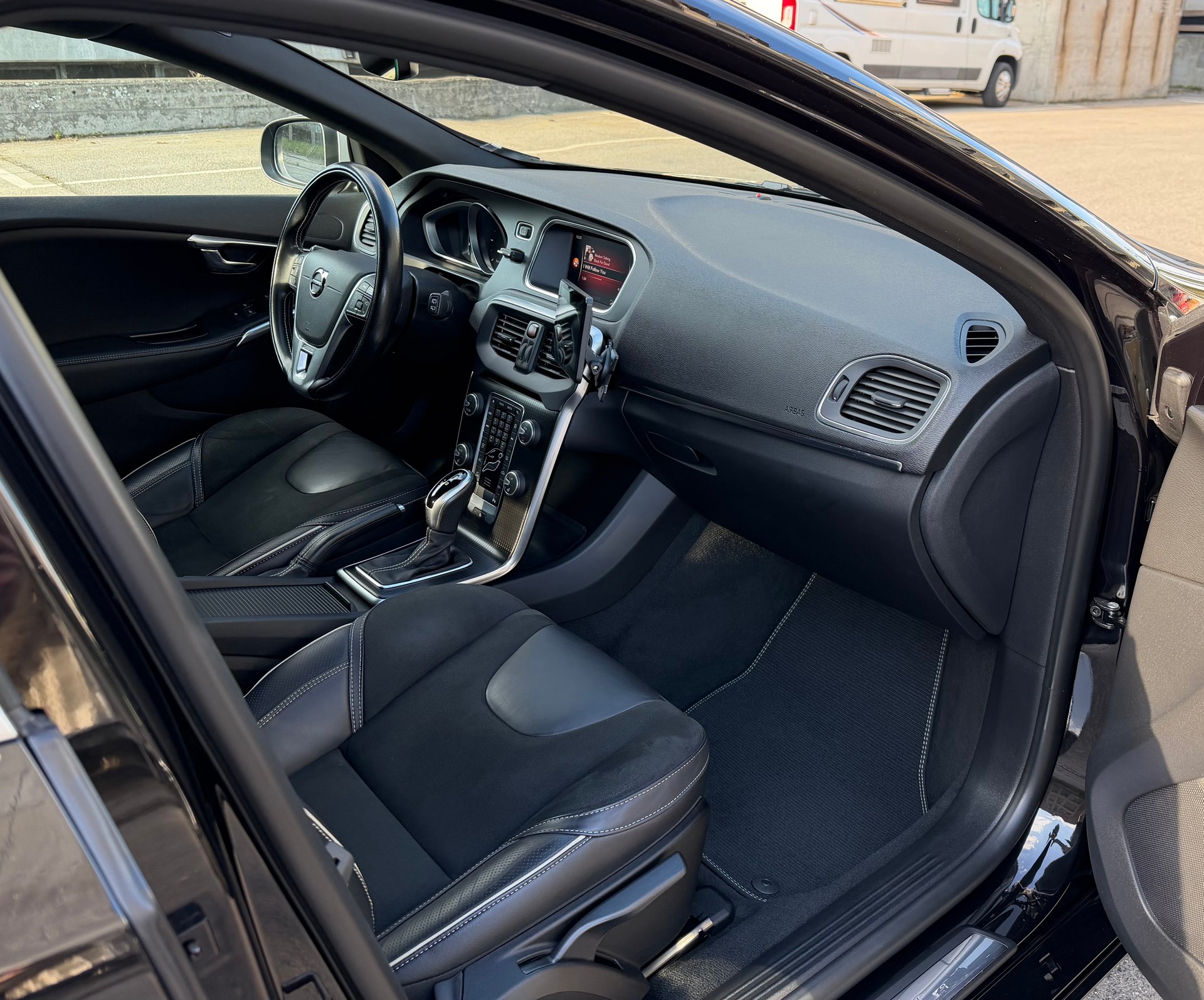 VOLVO V40 D2 Momentum R-Design Geartronic-image-10