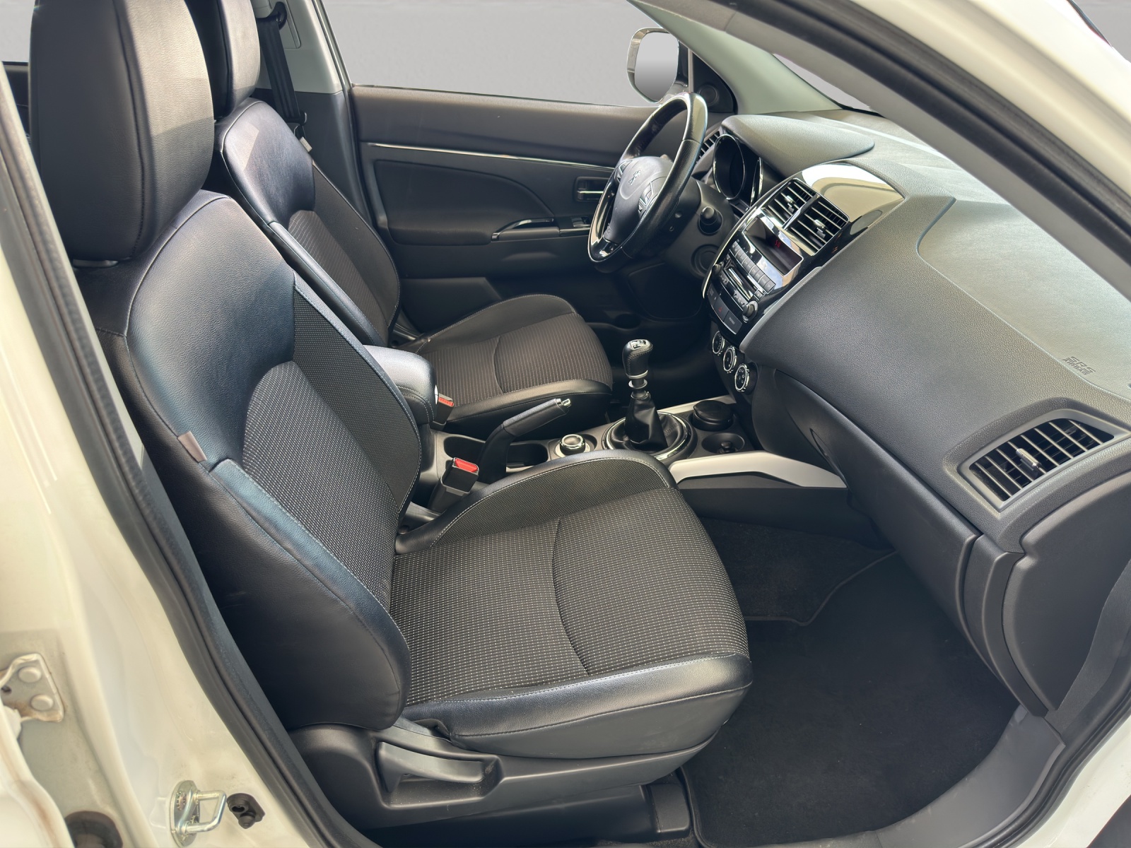 PEUGEOT 4008 1.6 HDi Allure 4WD-image-19
