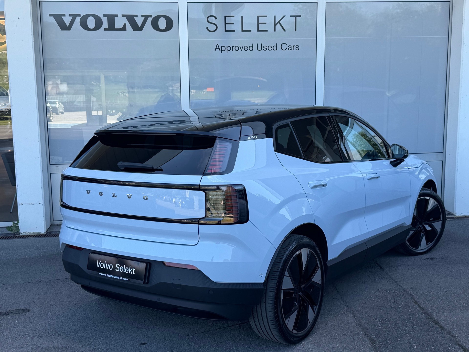 VOLVO EX30 E60 69kWh Twin Ultra-showroom-element-1