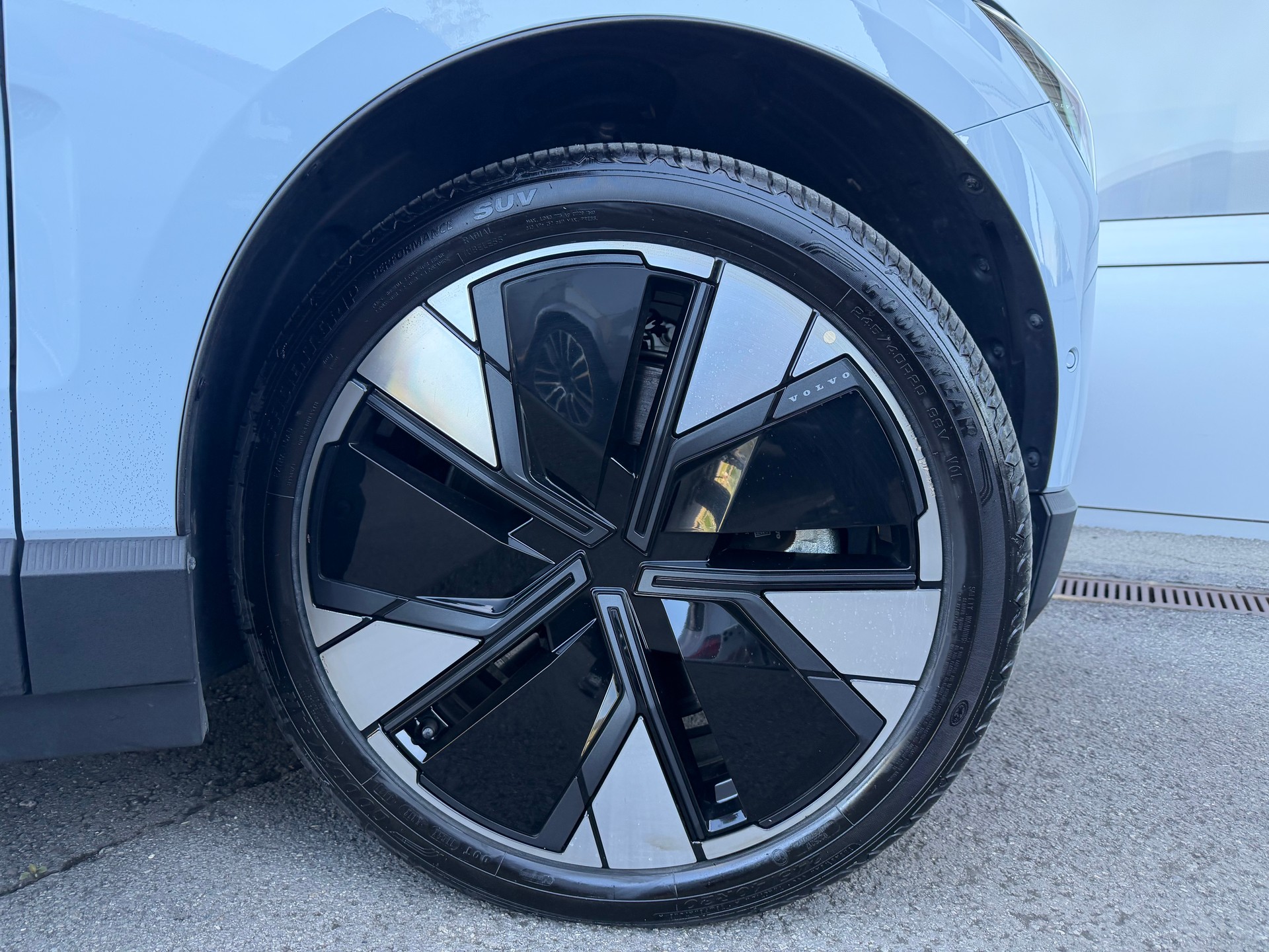VOLVO EX30 E60 69kWh Twin Ultra-image-9