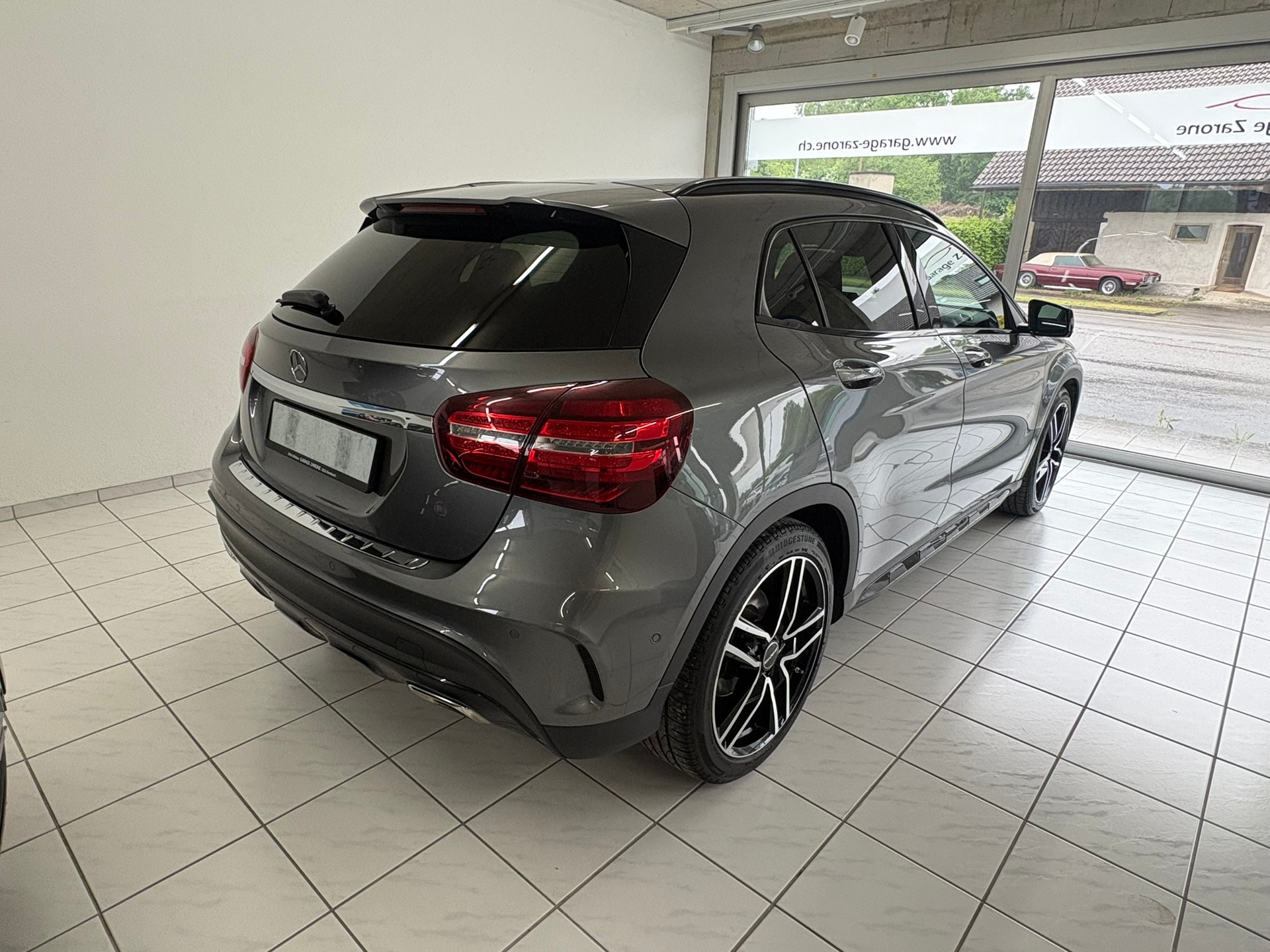 MERCEDES-BENZ GLA 200 AMG Line 7G-DCT-image-2