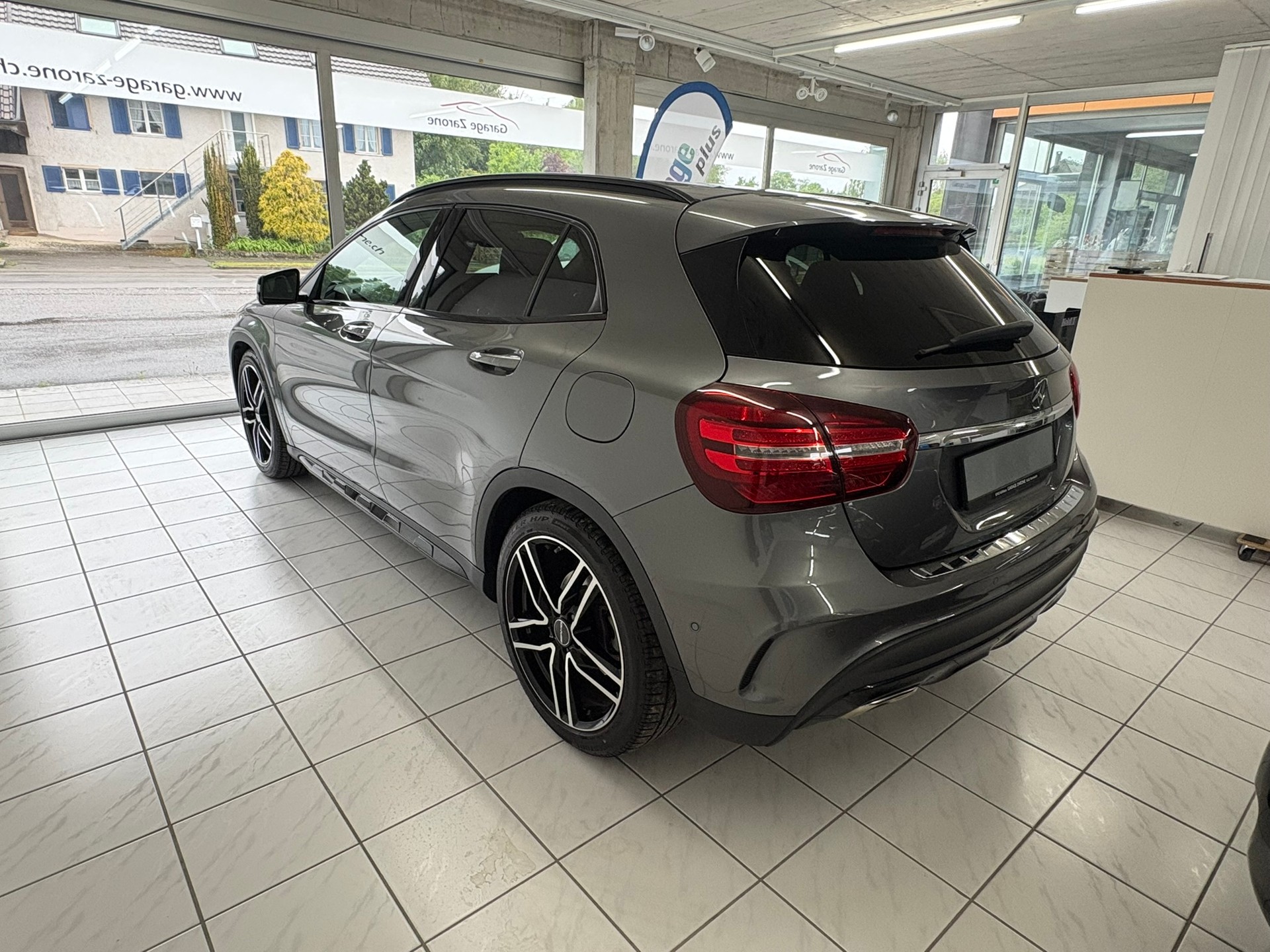 MERCEDES-BENZ GLA 200 AMG Line 7G-DCT-image-3