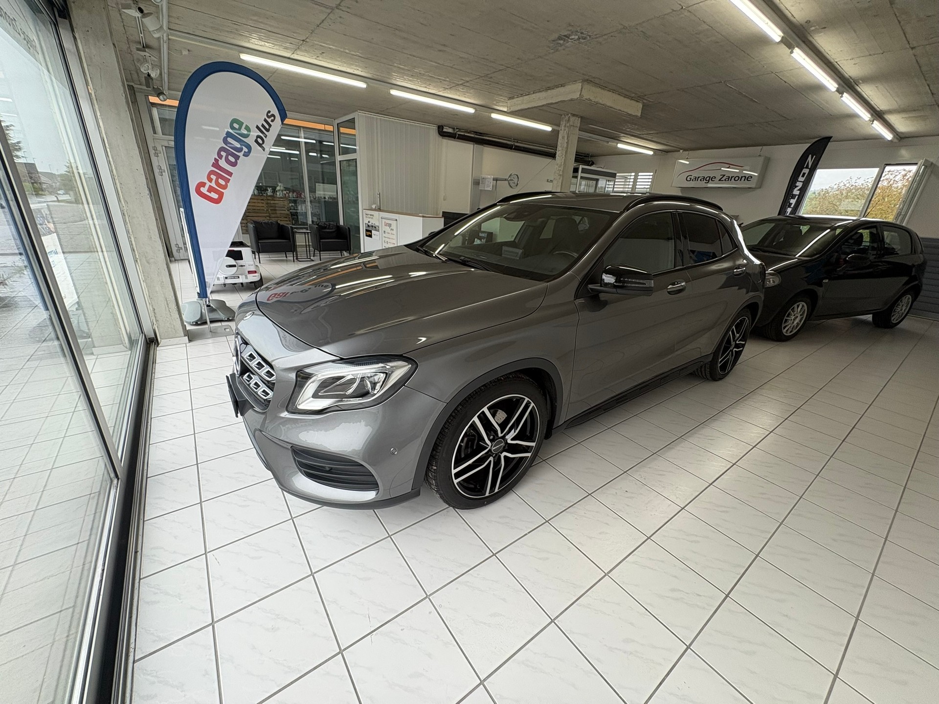 MERCEDES-BENZ GLA 200 AMG Line 7G-DCT-image-4