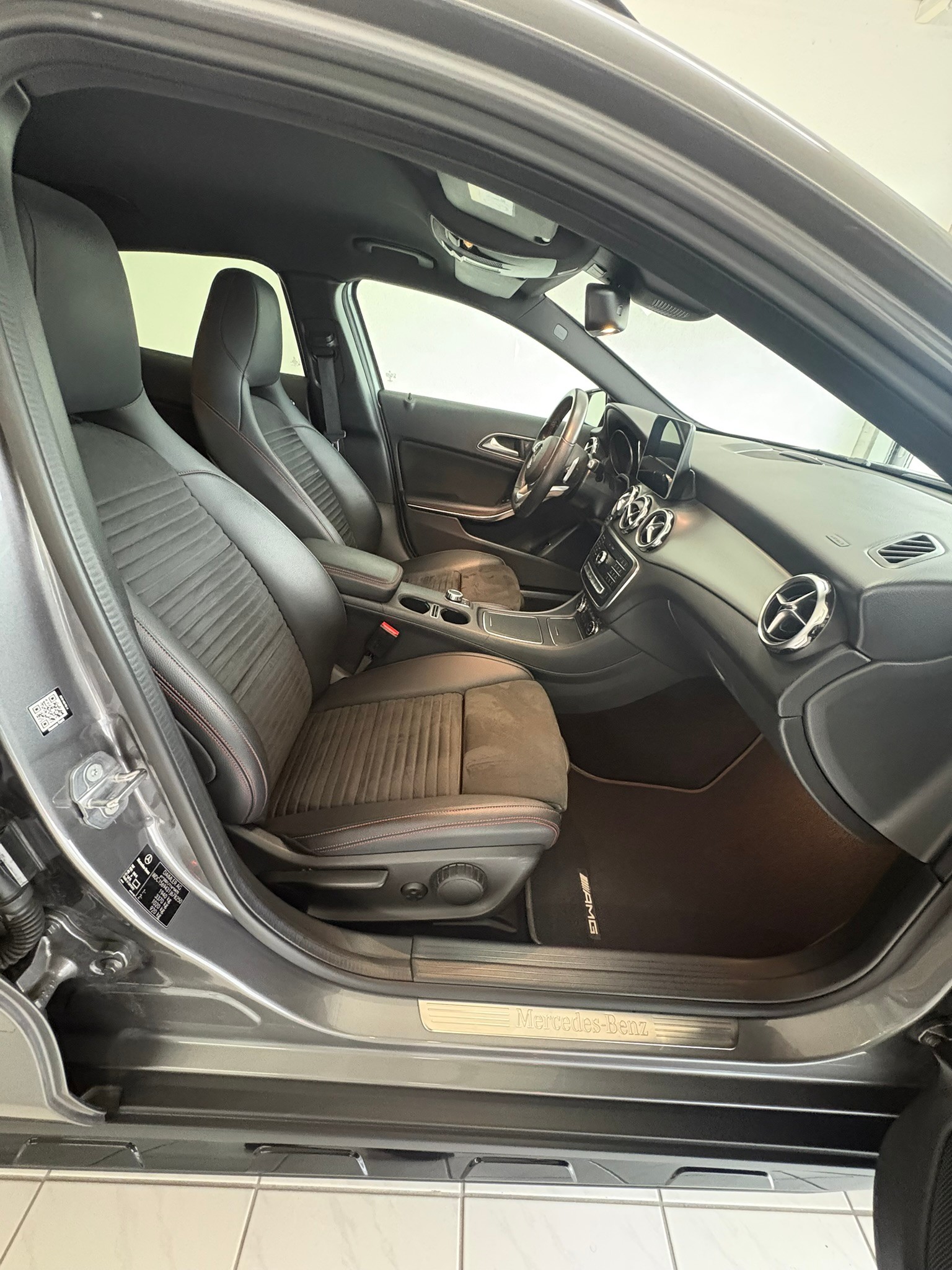 MERCEDES-BENZ GLA 200 AMG Line 7G-DCT-image-6